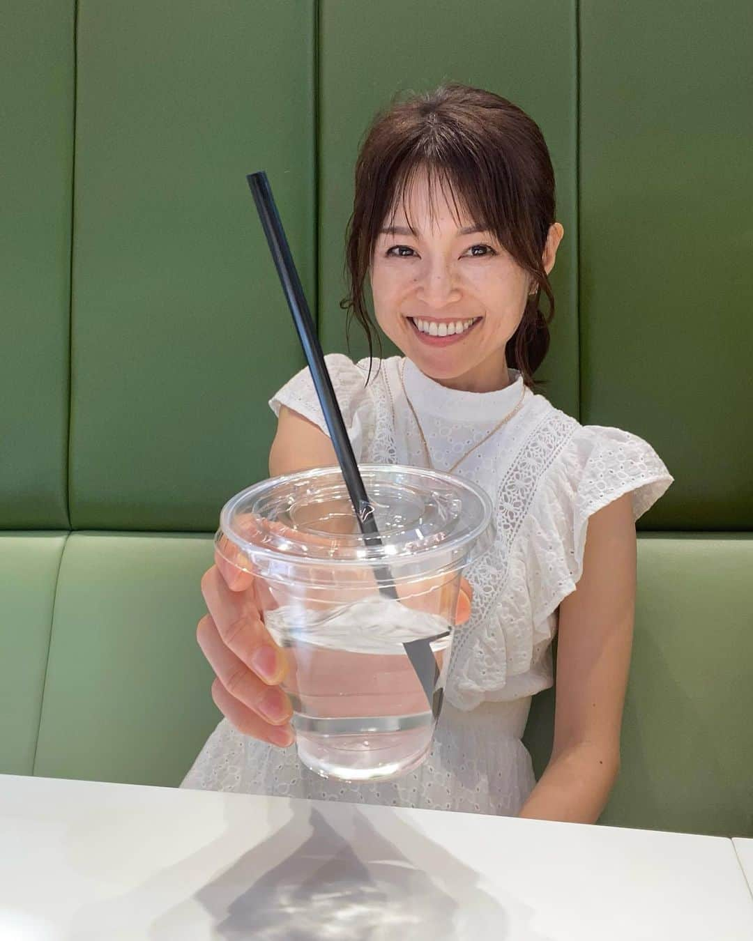 藤田りえのインスタグラム：「月曜からクイズ ﾘｴﾀﾝが飲んでいる無色透明のものを当ててみて！！ ⁡ ①透明のコーヒー ②透明のピーチジュース ③透明の抹茶 …… ⁡ ⁡ 正解は⑤のデトックスウォーターでした！ ⁡ ⁡ ランチで訪れたのは 渋谷にある city shop noodle  @cityshop_food  ⁡ 好きな麺やデリ、トッピングを目で見てその場で選べるスタイル。 麺は、ケールなどを練り込んだ中華麺や、ヘルシーな乾燥しらたきのゼンパスタなどの 5 種類。 旬のお野菜や果物を使ったデリは種類が豊富で選ぶのが楽しい！！ ⁡ 私はケール&スピナッチ麺に 山梨県産白桃とケールのマリネ、 塩鮭とパクチーと押し麦の玄米サラダ ココナッツミルクでマリネしたローストチキン にしたよ。 どれもとっても美味しかった！！ 店員さんも可愛くて優しくて お気に入りのお店になりました♡ 次回渋谷に来た際はまたここでランチする！ ⁡ ⁡ ⁡ 一緒に行ったのは小顔施術の先生。 先月4回会ったわw 毎回、顔や身体、美容健康のマニアックな話で盛り上がる。 今の私があるのは先生のおかげでもあるのだ。感謝！  ほな♡ 今週もごきげんさんな1週間にしよーね！ ⁡ ⁡ ⁡ +:-:+:-:+:-:+:-:+:-:+:-:+:-:+:-:+ threadsつぶやいています プロフィールトップの@マークをタップしてみてね。 ⁡ ⁡ #藤田りえ #48歳 #1974年生まれ #アラフィフ #アラフォー #40代 #ごきげんさんでいこう  #ジョイスタッフ #threads #cityshop #cityshopnoodle #渋谷ランチ #渋谷グルメ」