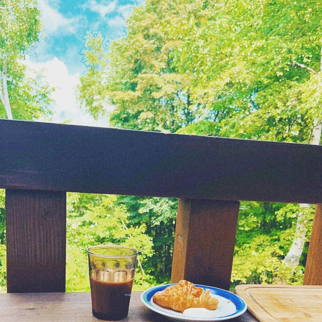 yukiさんのインスタグラム写真 - (yukiInstagram)「おはようございます。  標高1400mにある お山のおうち🛖🌳 エアコンいらず、なんなら朝晩寒いくらい。  我がファミリーの中で一番勉強のわかるw じぃじに勉強を教えてもらい 受験生ぽいこともしてまする📚  #受験生 #milkaの旅  #お山のおうち」8月7日 8時05分 - milkayuki