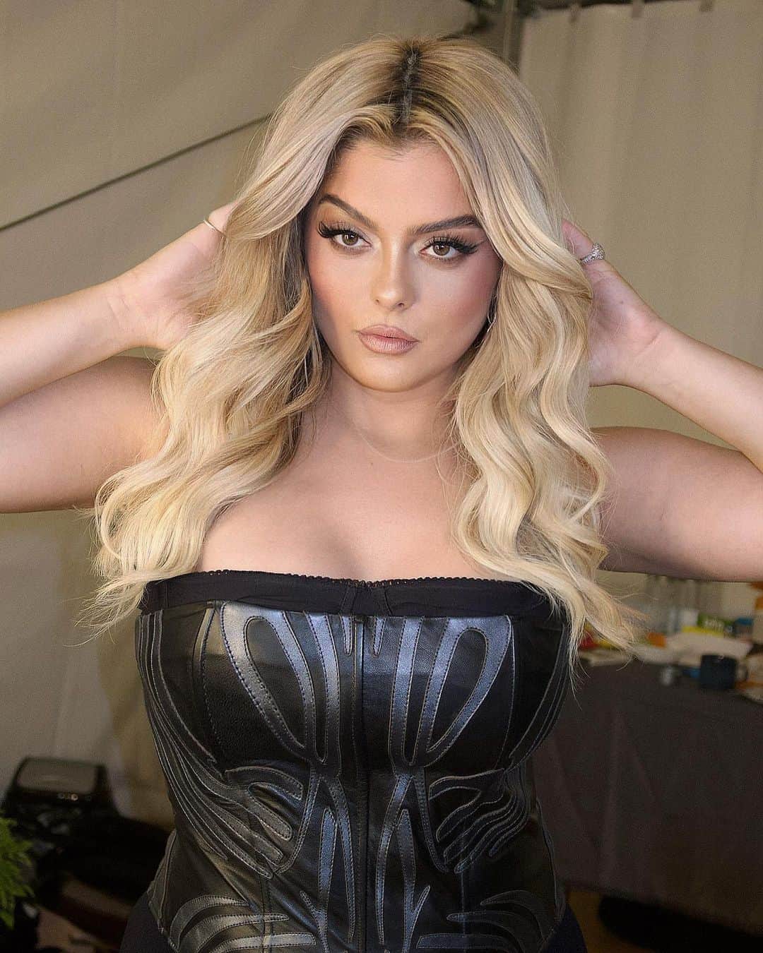 Bebe Rexhaのインスタグラム：「Text Me…」