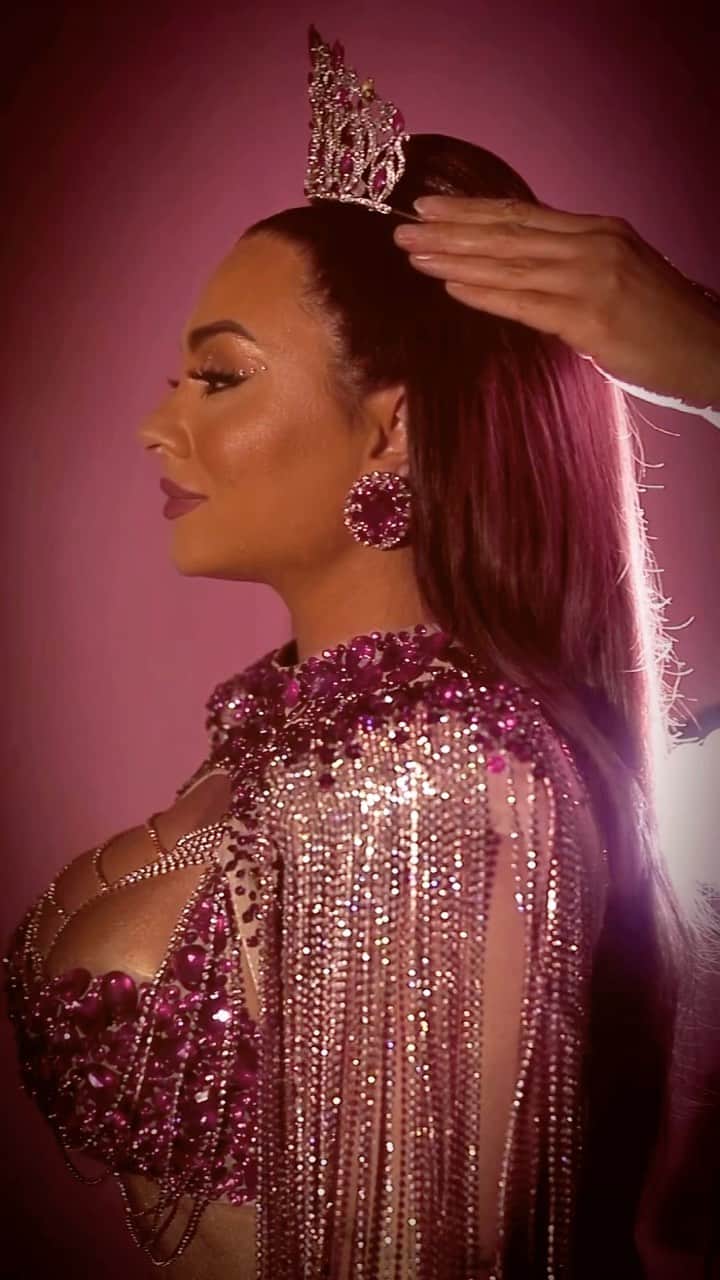 Juliana Salimeniのインスタグラム：「A sua rainha chegou @barrocazsoficial !  Estou pronta para receber a coroa da @bateriatudonosso e selar uma parceria que será de muitos anos se Deus quiser!  Muito feliz e honrada 💚💗」