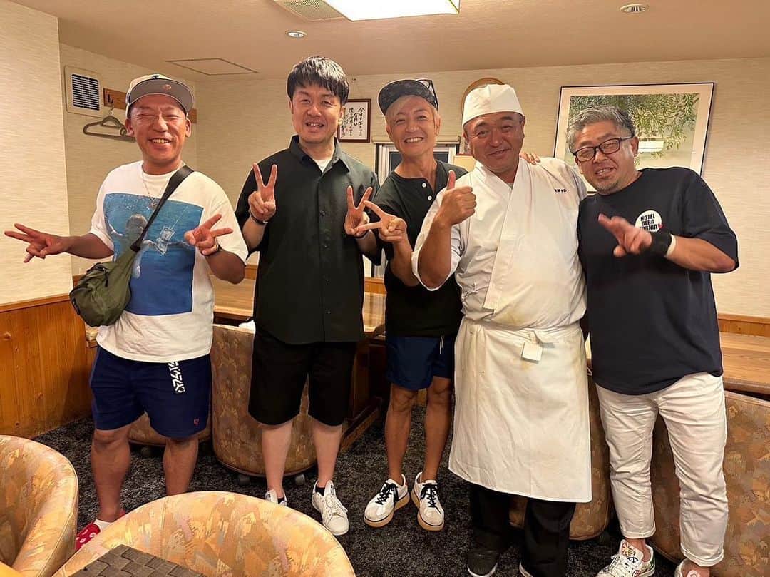 つるの剛士のインスタグラム：「— 昨夜、事務所の先輩土田さん来藤沢〜✨いらっしゃいませ 藤沢のめちゃくちゃ美味しいお寿司やさんで、自分のライブのMCもやってもらったことのある元太田プロの芸人さん武井ドンゲバビーくんの第一子誕生お祝い👶 久しぶりに深夜まで。。笑った！  武井くん！改めておめでとうございます。 20年後、息子さんと🍶飲める日が楽しみですねー ボクは来年ひと足お先に長男と🍶！  また一緒に釣りしましょうね〜  ドンゲバビ〜っ  #土田晃之　いつもありがとうございます♪ #武井ドンゲバビー @takeidongebabee   #二代目笑楽 🍣#藤沢  #ノシさん  #料理処いなみ 大宮 @r_inami」