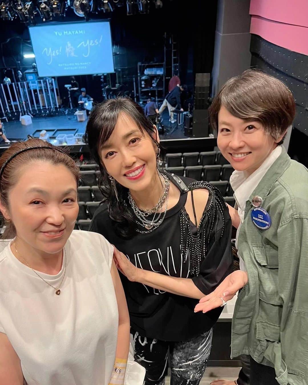 のインスタグラム：「楽しかったー😍✨ 優さんのコンサート　@yuyuhayami  「YES 優YES⭐︎夏色のナンシー祭り2023」 たくさん一緒に歌って本当に楽しい時間でした✨ テレビで見てずっと聴いてた曲ばかりだから自然と歌えちゃう😆 80年代さいこう😆✨ （大変恐縮な記念撮影ショットにも混ぜていただき😆🙏💦） スペシャルシークレットゲストの演出もたくさんあって、こちらも最高でした😂👍  終演後は松本さんとジュンレイさんとアクリルスタンドの優ちゃんと一緒に乾杯🍻😂 グッズのネイビーTシャツも可愛いかった😍💙  #yes優yes夏色のナンシー祭り2023」