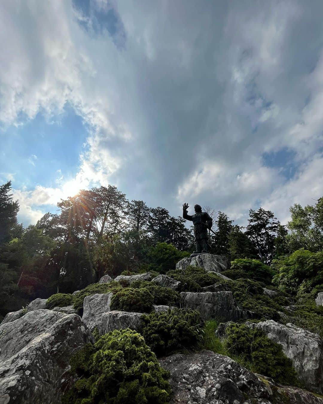 吉沢悠さんのインスタグラム写真 - (吉沢悠Instagram)「． 〈秩父旅〉 日本武尊（ヤマトタケルノミコト）。 ． 少し小高い丘で、大きな手をあげ「ヨウ？今の日本はどうだ？」と、語りかけているような姿でした。 ． とても優しい感じがした。 ． ． そして、少し本殿から少し離れた場所にある〈奥宮〉。 ． ここは途中の林道から、「ここから明らかに空気が違う」と感じた場所がありました。 ． 特にそう言う説明書きもなかったので、気のせいかもしれないですが。 ． . たくさんの狼達が祀られた奥宮をお参りし、そのすぐ後ろにある林のところで、数十分ボーーっとしていた。 ． 何時間でもここに居たいと思う、不思議な場所でした。 ． ． #秩父 #三峯神社  #奥宮 #日本武尊 #日本 #lapan #travel #japantrip #mitsumineshrine」8月7日 8時24分 - hisashi_yoshizawa