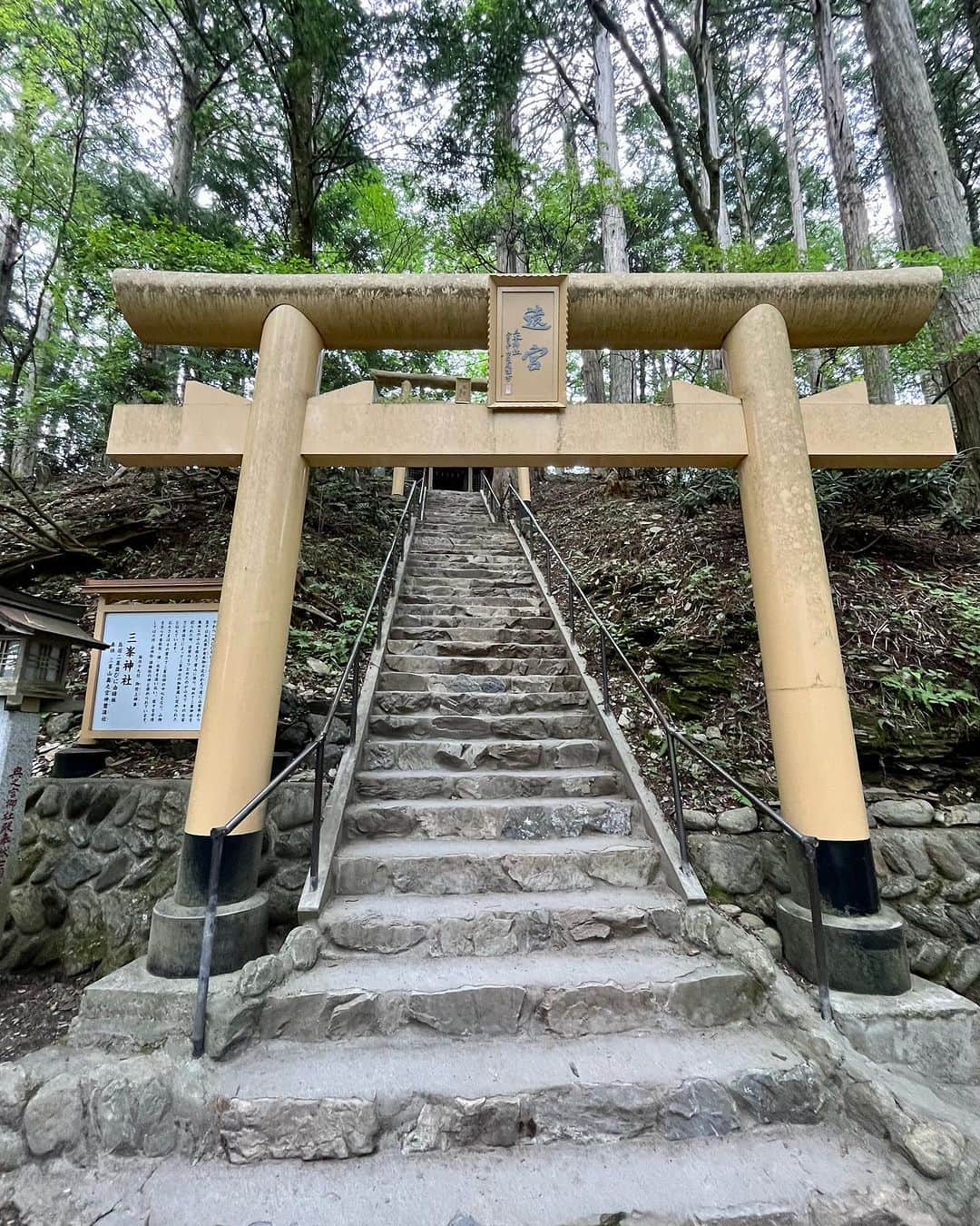 吉沢悠さんのインスタグラム写真 - (吉沢悠Instagram)「． 〈秩父旅〉 日本武尊（ヤマトタケルノミコト）。 ． 少し小高い丘で、大きな手をあげ「ヨウ？今の日本はどうだ？」と、語りかけているような姿でした。 ． とても優しい感じがした。 ． ． そして、少し本殿から少し離れた場所にある〈奥宮〉。 ． ここは途中の林道から、「ここから明らかに空気が違う」と感じた場所がありました。 ． 特にそう言う説明書きもなかったので、気のせいかもしれないですが。 ． . たくさんの狼達が祀られた奥宮をお参りし、そのすぐ後ろにある林のところで、数十分ボーーっとしていた。 ． 何時間でもここに居たいと思う、不思議な場所でした。 ． ． #秩父 #三峯神社  #奥宮 #日本武尊 #日本 #lapan #travel #japantrip #mitsumineshrine」8月7日 8時24分 - hisashi_yoshizawa