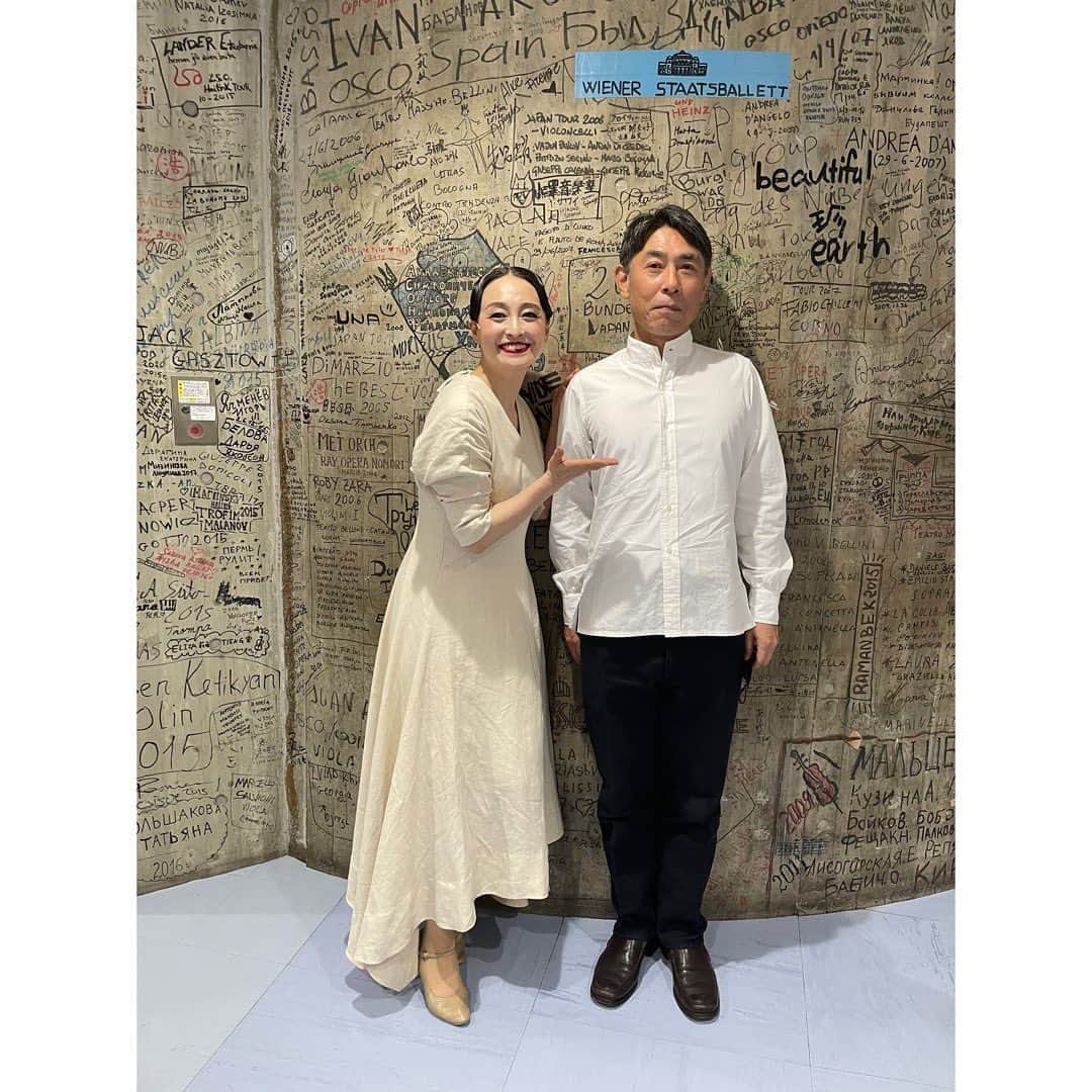 月影瞳さんのインスタグラム写真 - (月影瞳Instagram)「東京文化会館　音楽劇 「シミクダリ氏または麦粉の殿」 無事に終わりました😊 ご来場頂きました皆様に心より感謝申し上げます！ 3月から始まったプロジェクト。ワークショップをしながらスタッフさん、出演者皆んなで創り上げた作品でした。 毎日の稽古が楽しくて、本番も楽しくて！ 最高の時間を皆様と共有でき幸せでした😀 写真は、出演者全員、演者3人、新垣隆さん、演出の久恒秀典さんと。 本当に素敵な出会いに感謝です♪ 今回も沢山学ばせて頂きました。また一歩一歩精進致します。 有難うございました😊  #東京文化会館 #シミクダリ氏または麦粉の殿 #新垣隆　さん #久恒秀典　さん #梅津碧　さん #菅原洋平　さん #加藤文枝　さん #岸本萌乃加　さん」8月7日 8時29分 - hitomitsukikage