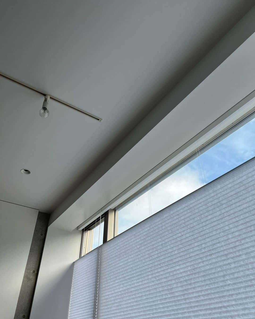 chieko6さんのインスタグラム写真 - (chieko6Instagram)「・ リビングの大きな出窓を 上からも開くタイプのブラインドにチェンジ。 ハニカム構造のような特殊な形をしてるのね。  外からの目線が気にならない位置で空が見え、 和紙の柔らかな雰囲気が心地よい。  #home #interior #lifestyle」8月7日 8時41分 - chieko6