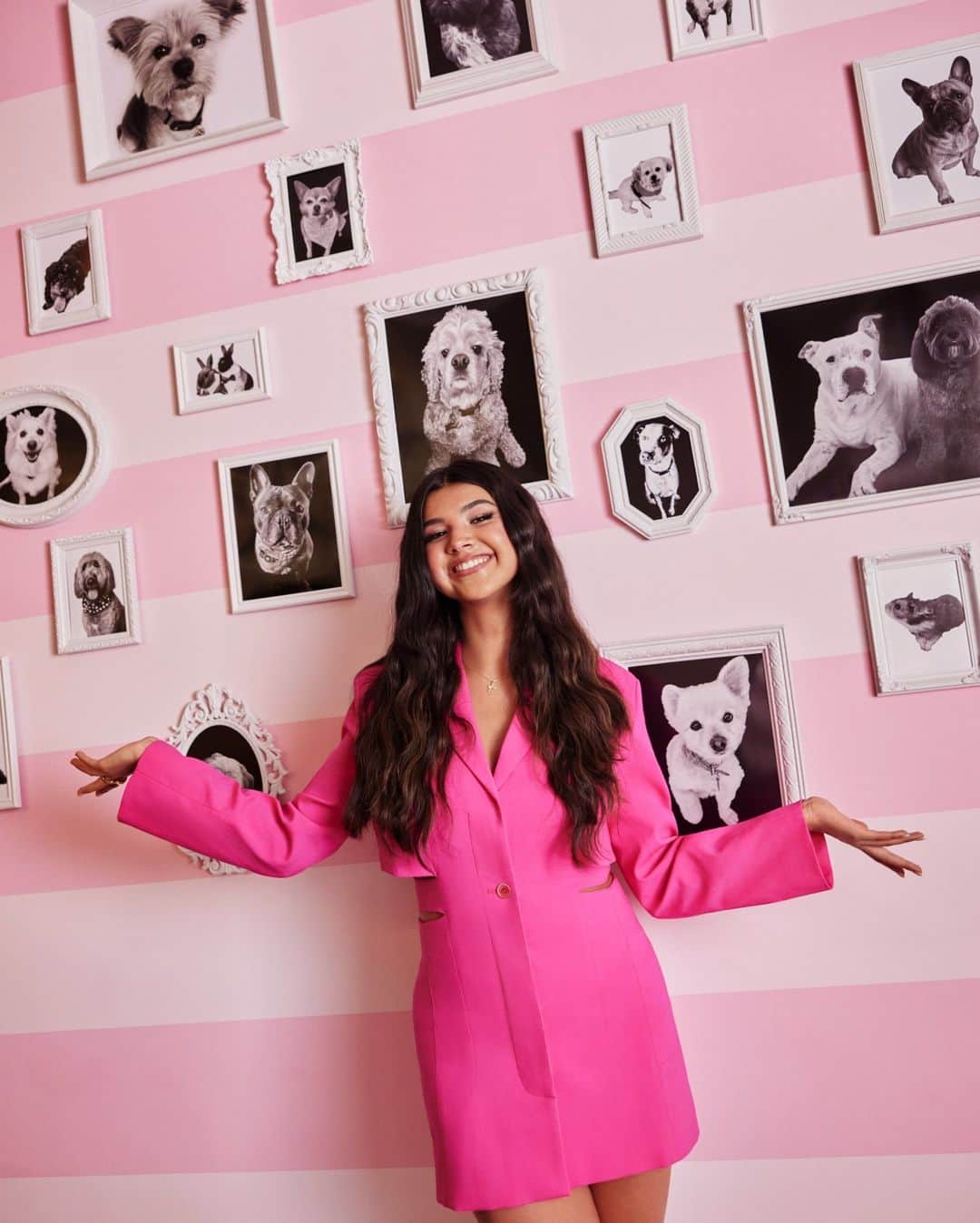 Too Facedのインスタグラム：「OBSESSED! 😍💖 We took our Creative Director in Residence @saraecheagaray around Too Faced Headquarters this summer! First stop: our Pet Wall! Let us know what kind of pets you have in the comments! 🐶✨ #toofaced #tfcrueltyfree」