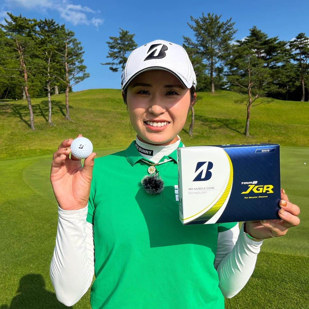 大里桃子のインスタグラム：「☺︎ ブリヂストンゴルフの新しいTOUR B JGRボールが 発売されました！ BIGマッスルコアでタメて弾く大きな飛びがより進化。 デカ飛びマッスル！ 是非お試しください💛  #ブリヂストンゴルフ　 #TOURBJGR #デカ飛びマッスル」