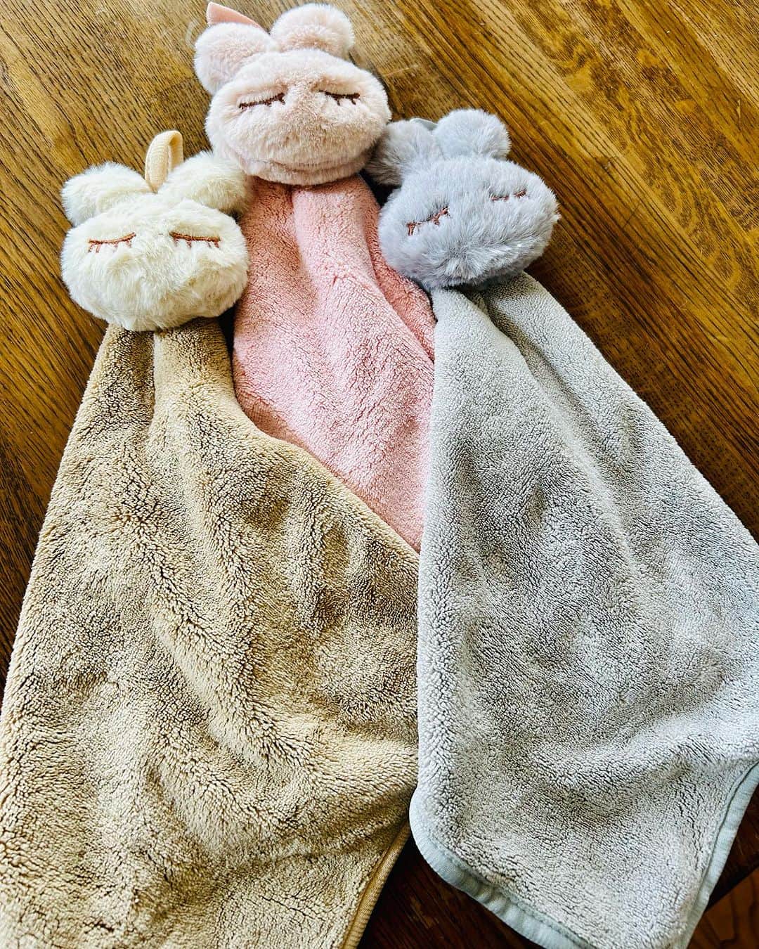世手子さんのインスタグラム写真 - (世手子Instagram)「Love at first sight with cute towels🐰🐰🐰 children are excited✨✨ Cute towels are essential for raising children(*☻-☻*) @marron.room_official  #marronroom #happybag #韓国風インテリア #韓国雑貨 #韓国雑貨通販 #おしゃれ雑貨 #かわいい雑貨 に一目惚れ(´∀｀) うさちゃんタオルかわよ（≧∇≦） 子育てにかわいいタオルは必須です(*´Д｀*) お子様たち大興奮(๑╹ω╹๑ ) PR」8月7日 19時34分 - rojide
