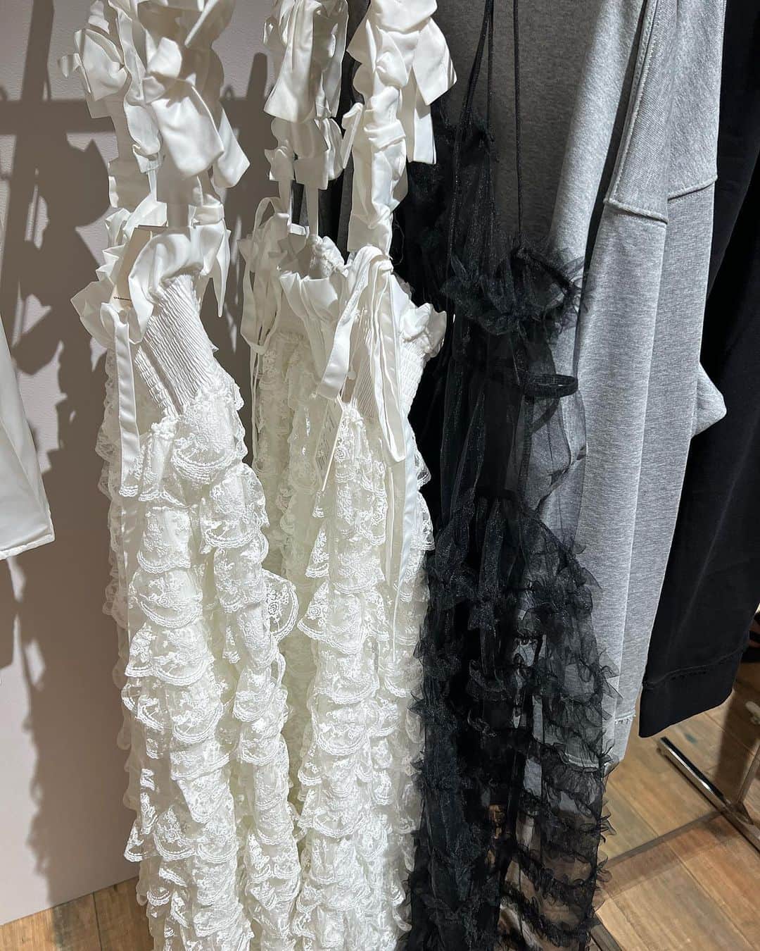鈴本美愉のインスタグラム：「@bibiy_official  「B.BOUTIQUE」にお邪魔してきました✨ 可愛すぎる空間に素敵なお洋服..♡  チュールのシアーワンピとバレエシューズを手にいれました🩰  ブルゾンもかわいかった🖤」