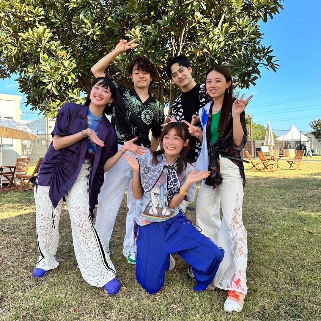 緑黄色社会のインスタグラム：「. 2023.8.5 【ROCK IN JAPAN FESTIVAL 2023】 Thank you‼️  写真は#ロッキン で森七菜さんと📸 @mori.chan.7  @nana_mori_official   本日21時より「#真夏のシンデレラ」第5話放送 どんな展開になるのか待ちきれません🐳  そして22時より「#サマータイムシンデレラ」 Music Video公開🎥 ドラマと合わせて是非ご覧ください🏖️」