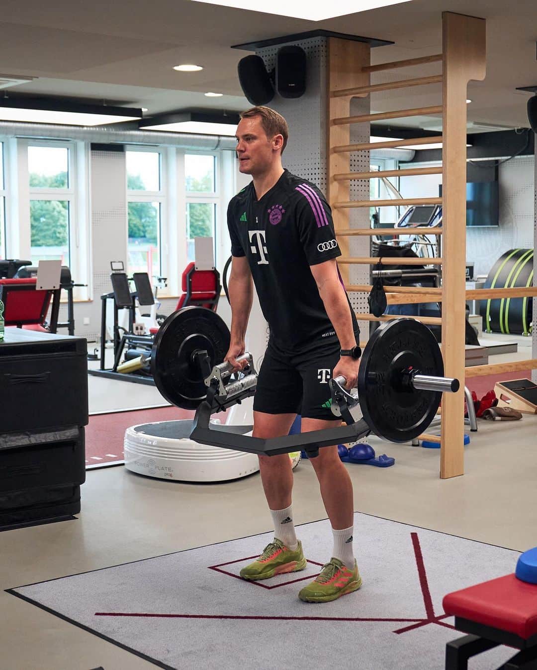 バイエルン・ミュンヘンさんのインスタグラム写真 - (バイエルン・ミュンヘンInstagram)「ℹ️ @manuelneuer resumes rehabilitative training after successful surgery 💪  #MiaSanMia #FCBayern #Neuer」8月7日 19時41分 - fcbayern
