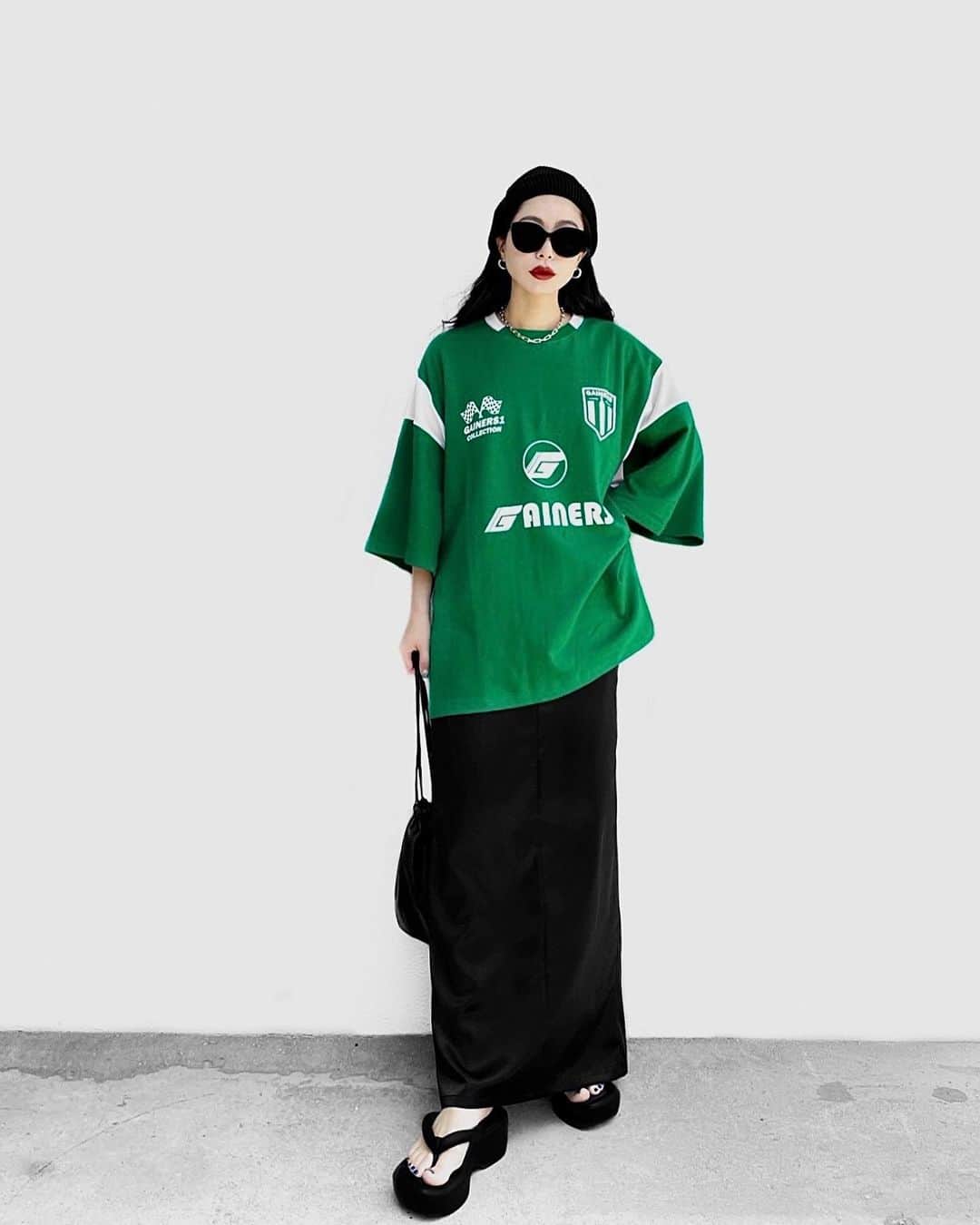 lve_xxxxのインスタグラム：「. . 🦖🥒🫛🍀  いい加減着過ぎな Uniform over T-shirt  Aiselect ( @lveu.official ) 8/13 20:00発売開始  今回4色展開に挑戦したので、 是非推しｶﾗｰある方は🫣笑  白黒が人気だったけど 青緑も可愛いですよ💙💚  とりあえず丈橋カラーなんで 私はリアルバイしてます🤫爆  ユニセックスなので MENSも着れちゃいますよー✌️  .」