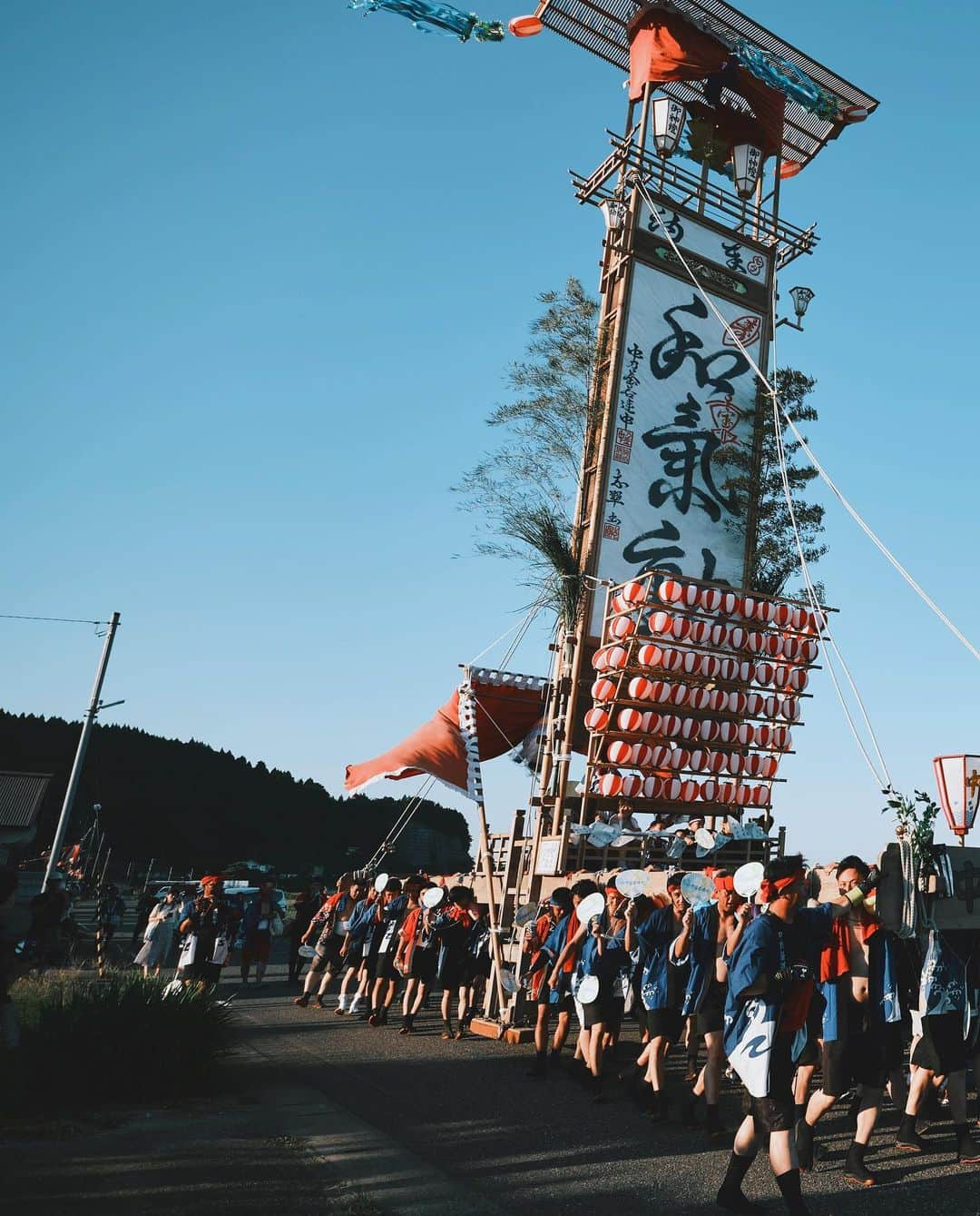 plus_thinkingのインスタグラム：「熱い祭りに心躍る(昼の部) . 熱気が凄くて久しぶりにアドレナリンが湧き起こる撮影でした。 思うように撮れなくても、とにかく楽しかった！ . camera: X-T3 lens: FUJINON  XF56㎜F1.2 R lens: FUJINON  XF16-80㎜F4 R OIS WR lens: FUJINON  XF10-24㎜F4 R OIS WR . #今日もX日和 #beautifuljapan #snapJapan #宝立七夕キリコ祭り #珠洲市」