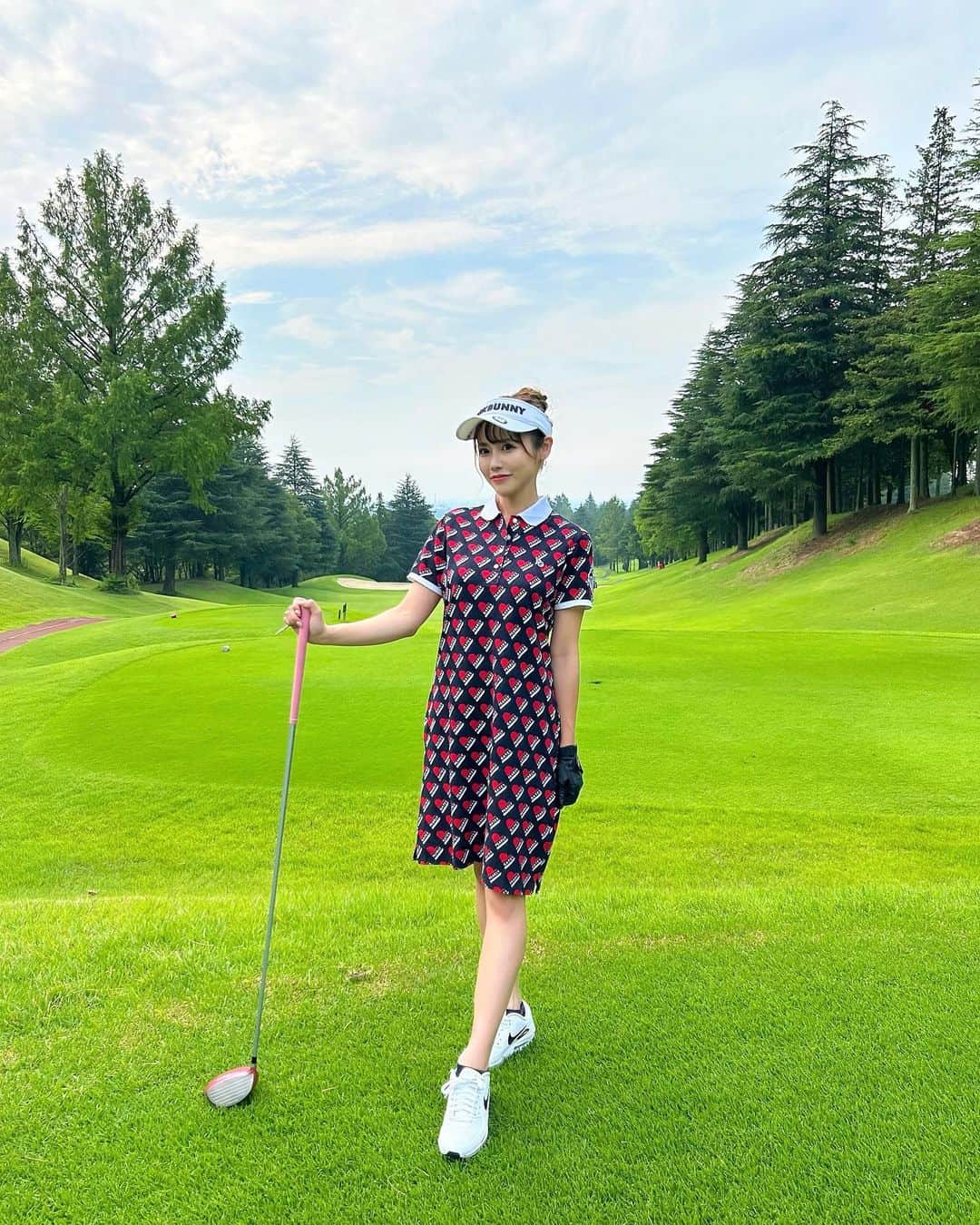 yurishonのインスタグラム：「⁡ 去年着れなかったワンピース❤️ やっと今年着れた〜🏌️‍♀️✨ ⁡ ⁡ 最近パターが調子良くて嬉しい〜🤭♡ ⁡ ⁡ ⁡ ⁡ #ゴルフ#ゴルフ女子#ゴルフウェア#ゴルフコーデ #golf」