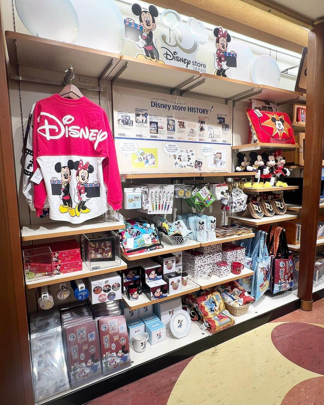 小越しほみさんのインスタグラム写真 - (小越しほみInstagram)「Disny store 30th Anniversary Pop-up Museum 東京ディズニーリゾート店 @disneystore.jp へ ご招待頂いて行ってきました👼🏻  ディズニーストア30周年記念のイベントを 全国で開催していてラストとなる舞浜では 7/27-8/21の期間限定で開催中です💒  ディズニーストアの歴史やヒット商品や記念品の展示、 イベント限定グッズや30周年記念グッズの販売など 盛り沢山✨  昔のディズニーグッズもレトロで可愛いし 今回のイベント限定グッズもパステル調で好み💓  30th限定のフォトスポットもいくつかあったよ📸  会場であさみんと会ったので可愛い可愛い言いながら 一緒に写真撮ってまわりました🥰  華やかで楽しめるイベントになってるので ディズニー好きな皆さんはぜひ🫶🏻  . . . . . . . . .  #pr #disney #disneystore #ディズニーストア #ディズニーストア30周年 #Disneystore30thAnniversaryPopupMuseum #ディズニー #ディズニー好き #disneygram #disneyland #disneysea #disneyworld #ディズニーランド #ディズニーシー #舞浜 #イクスピアリ #ミッキー #ミニー #ユニベアシティ #ウォルトディズニー #舞浜イクスピアリ #ディズニーリゾート #東京ディズニーリゾート #東京ディズニーランド #東京ディズニーシー #ディズニー写真 #disneyinsta #ディズニーキャラクター #ディズニー部 #インフルエンサーワークス」8月7日 18時13分 - shihomi1129