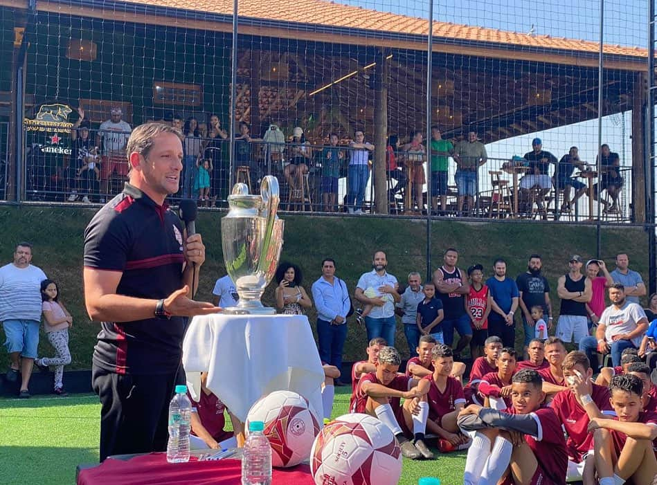 ジュリアーノ・ベレッチのインスタグラム：「Estive presente no evento de inauguração de mais uma unidade @bellettisocceracademy . Cidade: Sumaré-SP. Já são mais de 100alunos matriculados.  Obrigado aos pais pela confiança! Participei dos treinos das crianças, teve a competição de pênaltis dos pais, depois sessão de fotos e autógrafos.  Nossos diferenciais são únicos e exclusivos. E eu faço questão de fazer parte de tudo isso.   #belletti #futebol #bellettisocceracademy #diversão #educação #esporte」