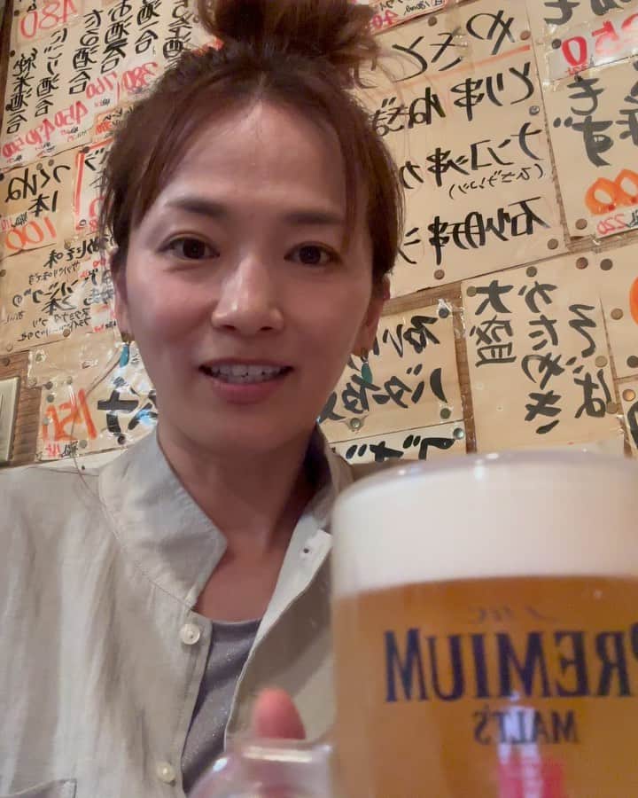 倉本康子のインスタグラム：「★ 〜ヤッコの酒旅〜 「忠八」 @埼玉県　富士見市　鶴瀬駅前  ずーっと前から行ってみたいお店で おんな酒場放浪記のロケで行った後 ようやくの再訪！  店内は文字で埋め尽くされていて 耳なし芳一のソレよりもアレな感じ。  ここの凄さは文字情報量の多さの通りでメニュー数が多い！ 壁一面に貼られたメニュー以外に、手元で見れるメニューもありますが、それがまた大きいんだな〜w 心意気と器のデカさを物語っています。 しかも安い！ それでいてボリュームもしっかり！！！  言うことないでしょ？？ そりゃー人気店なわけです！  早朝から市場へ出向き、仕入れをして、新鮮な海鮮物以外にも、めーっちゃくちゃ数あるメニューを提供してくださっていて。  ご努力に感謝！しかないですね。  真剣にお仕事してくださっているからこそ 我々はこうして酔いお店で酔い時間を楽しめるのだから、ありがたいことだと頭が下がる思いです。  今夜も感謝の気持ちを抱きつつ晩酌しよう。  NO ALCOHOL, NO LIFE !!  #ヤッコの酒旅 #noalcholnolife #酒場 #居酒屋 #バー #酒旅 #倉本康子 #かんぱいでーす #乾杯でーす #やっこ持ち #ヤッコ持ち #アラフィフファッション #アラフォーファッション #ootd #カジュアルコーデ #fashion #fashioncordinate #izakaya #beer #一食入魂 #魂を感じる店 #一駅一店 #出会いがご縁 #忠八 #鶴瀬 #鶴瀬駅前 #富士見市 #富士見市pr大使　です」