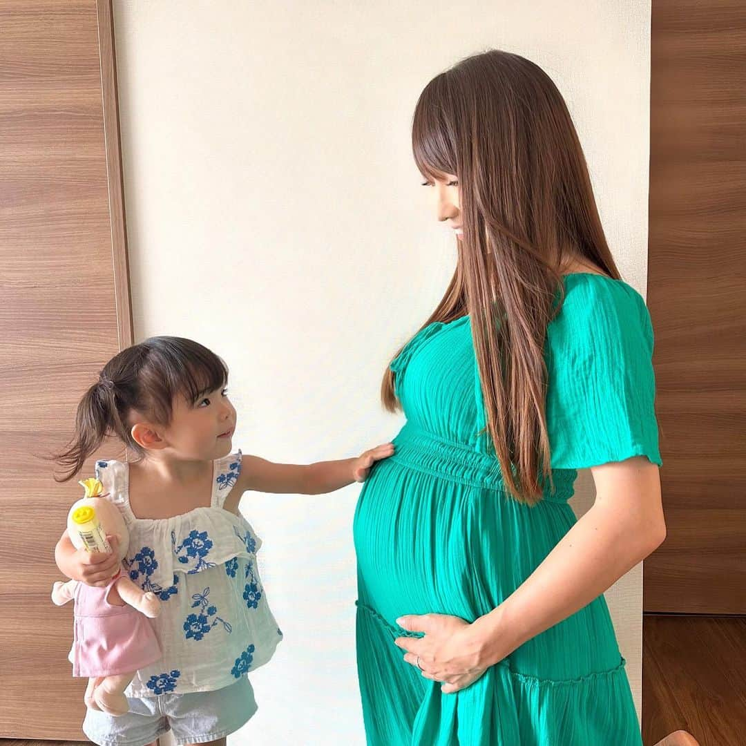 jun fitnessのインスタグラム：「リナもbabyちゃんが 待ち遠しくてたまらないみたい👶💓  リナと丸一日離れ離れで過ごした事 今まで1度も無かったから、 入院中寂しいなーとか思っちゃう🥹  #baby#Babygirl#kids#2y#2月生まれ#女の子ママ#2歳#姉妹ママ#育児#子育て#ママライフ#妊婦ライフ#マタニティ#maternity#pregnant#妊娠後期#妊娠9ヶ月#第二子妊娠中#2023年8月生まれ#35weekspregnant」