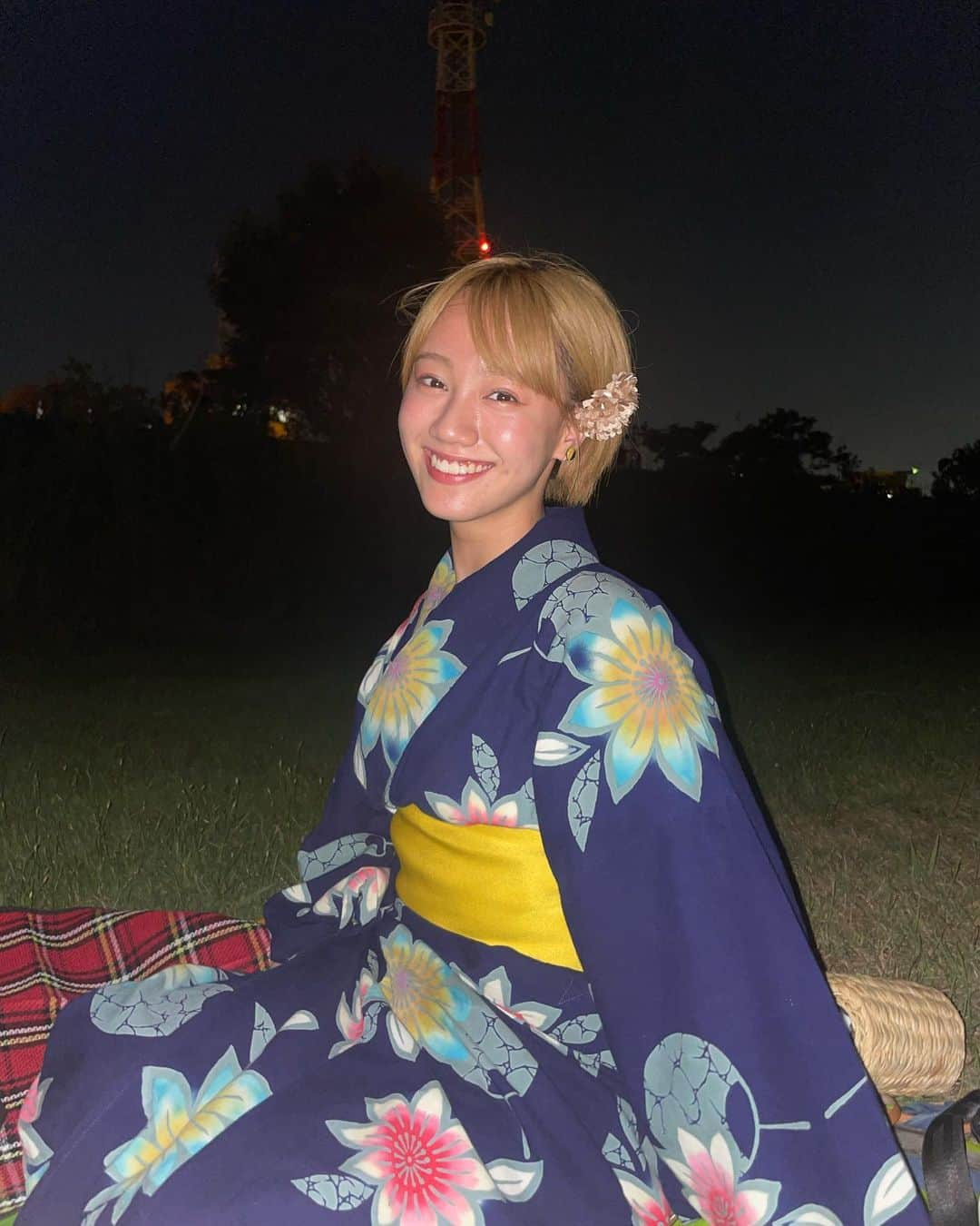 邑菜のインスタグラム：「👘 ･ ･ 4年ぶりの花火大会🎆 人がたくさんいてみんなが花火に歓声を上げながらゆっくりしてる空間最高でした✨ またこうしてお祭りとかを大々的にやれるようになって嬉しい☺️  みんなはどこの花火見ましたか？  #浴衣 #浴衣女子 #花火大会」