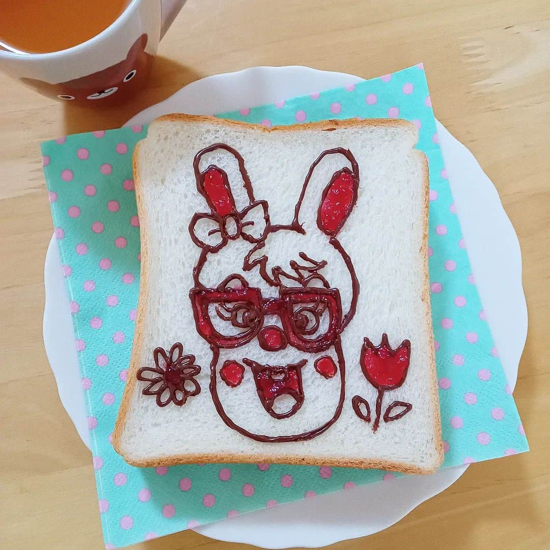 sweet_strawberryさんのインスタグラム写真 - (sweet_strawberryInstagram)「🪑🪑🐰🦛🌲【#ミミ先生 】#アンパンマンパン 🍞✏️ 💁クイズです↓ 「まみむねも」ってな〜んだ？ · · · #トーストアート#みみせんせい#アンパンマン#アンパンマン弁当#一発描き#いちごジャム#ジャム#フードアート#デコフード#チョコペン#トーストアレンジ#朝ごぱん#食卓風景#日々の暮らしを楽しむ#器のある暮らし#うちカフェ#角食#美味しくいただきました」8月7日 18時10分 - sweet_strawberry