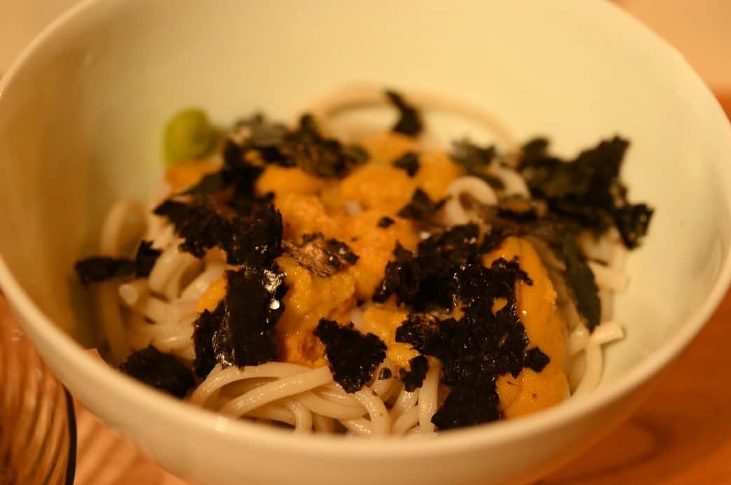 journaleatripのインスタグラム：「uni noodles  暑い時は麺 雲丹瓶をパカッと開けて海苔と山葵と白だし 美味しい塩パラリで頂く真夏の夜。 暑くて何もしたくないからこれ一品 と思いきや食欲が増して追加。  田中さんのオクラも生でそのまま 蛸はガスパチョの残りと 田中さんの胡瓜と紫蘇は梅酢で和え冷やして鶏ハムと  汗が少しだけおさまる 美味しい素材の有難さ  #熊梅さんの瓶うに #雲仙田中さん野菜」