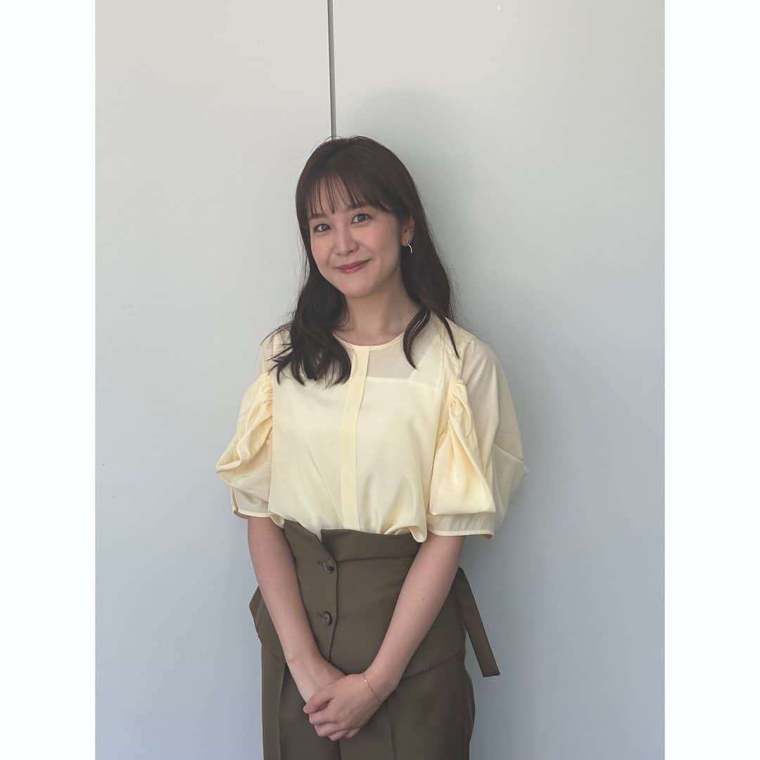 林美桜のインスタグラム：「#ワイドスクランブル #衣装  👗  1.2 ブラウス・パンツ @nostalgia_jp イヤリング @ete_official ブレス @joueteofficial  3.4 ブラウス・スカート @milaowen_official アクセサリー @starjewelry_press  5.6 ブラウス・スカート @nostalgia_jp アクセサリー @joueteofficial  7.8 ワンピース @nostalgia_jp アクセサリー @starjewelry_press  9.10 トップス @superiorcloset_ined_official スカート @m_maglie_le_cassetto_official アクセサリー @starjewelry_press  #夏コーデ#夏 #fashion #ootd #오오티디」