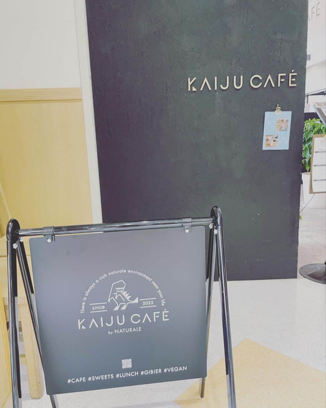 松本拓也さんのインスタグラム写真 - (松本拓也Instagram)「⭐︎海津市DAY⭐︎  先日のOFFに、ホームタウン応援大使を務めさせていただいてる海津市へ。  まずは、クレール平田という道の駅にある「KAIJU CAFE」 @_kaijucafe  ここではお手軽にジビエ料理を楽しめます！  僕は鹿肉のロースト丼をいただきました！  お子様セットのウインナーが鹿肉のウインナーになってたり、何も言わずに美味しいと食べていました！  野菜も地産地消にこだわったお店なので是非！  その後は、お千代保稲荷にも行きましたが、ちょいとこの時期は暑すぎたし、参拝の仕方もありそうだったので、ゆっくり回れそうな時期にリベンジ。笑  最後に、 「南濃温泉　水晶の湯」 @suisho_no_yu  で汗流して帰りました！  ここは山の中腹にあり、僕らは昼間でしたが、晴れていたので名古屋駅の高層ビル群も見えました。 夜は夜景が相当綺麗だと思います！ 駐車場からマイクロバスで建物まで向かうので、それだけでも秘境感出ますよね！  他にも、海津市でこんなとこあるよ〜ってあれば教えてください！  #FC岐阜 @fcgifu  #ホームタウン応援大使 #海津市 #kaijucafe  @_kaijucafe  #水晶の湯 @suisho_no_yu #せ〜のっ！！」8月7日 18時19分 - official.matsu