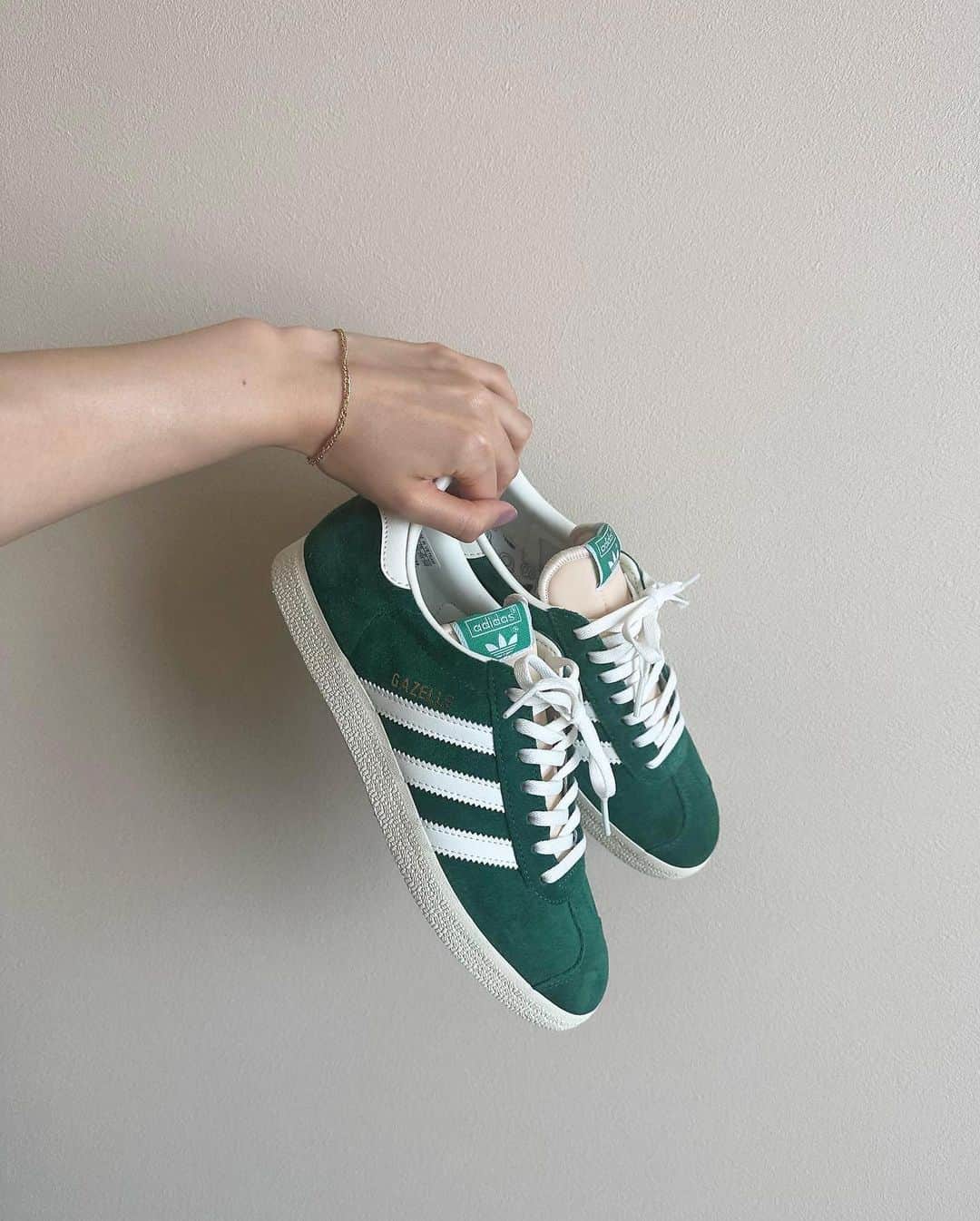 朝日奈央のインスタグラム：「New Sneakers 🙂✌🏼👟」