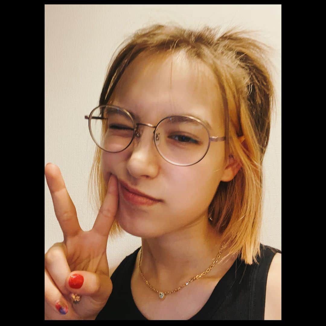 トラウデン直美さんのインスタグラム写真 - (トラウデン直美Instagram)「おうちスタイル✌︎  ガチ眼鏡。目はけっこう悪いんだ〜」8月7日 18時20分 - naomi_trauden_