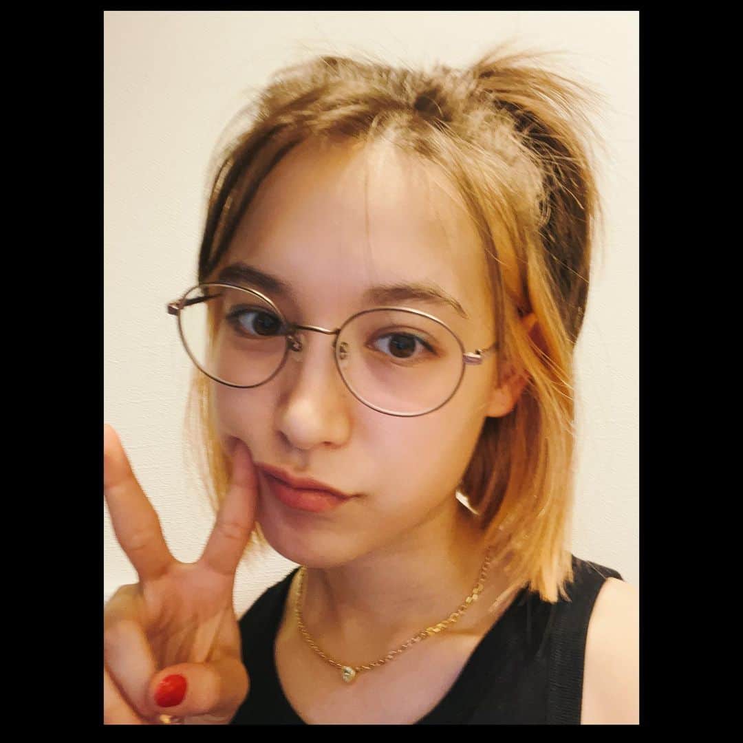 トラウデン直美さんのインスタグラム写真 - (トラウデン直美Instagram)「おうちスタイル✌︎  ガチ眼鏡。目はけっこう悪いんだ〜」8月7日 18時20分 - naomi_trauden_