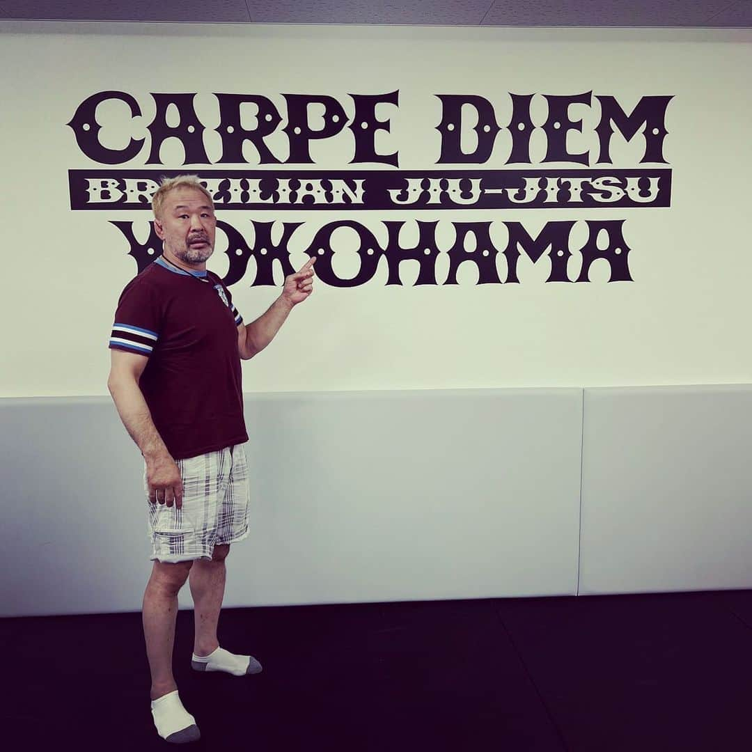 saku39shopのインスタグラム：「. 【CARPE DIEM】 . バイクで移動中にセンター南でカルぺを見つけました。 世羅くん！　次、QUINTET.4お願いしますよ！ . @carpediembjj_yoko @tomoshigecdbjj . #桜庭和志 #carpediem_yokohama #carpediembjj #長田雅仁 さん #世羅智茂 選手 #QUINTET #QUINTET4 #横浜アリーナ」