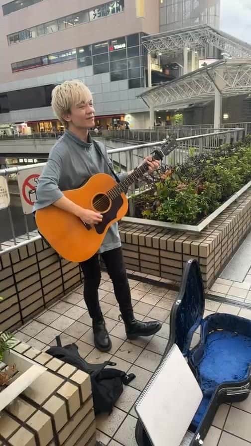 感覚ピエロのインスタグラム：「. 【ゲリラ】 横山直弘 はじめて路上ライブしてみた in 新百合ヶ丘駅」