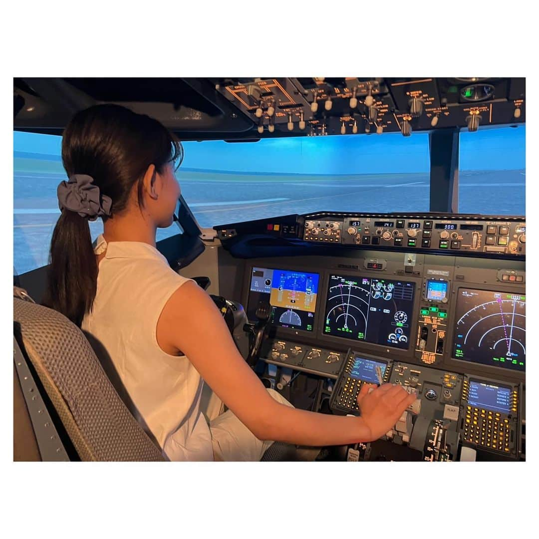 一木千洋さんのインスタグラム写真 - (一木千洋Instagram)「キャプテンイッキ  夏の思い出✈️ なんでもやってみよう月間の最初にやったのが羽田空港のフライトシュミレーター！  気軽にパイロット体験できることに驚きました！「どこでも好きなところいけますよ！」と受付で言っていただいたのに、勢いで申し込んで当日を迎えたせいか「どこでも…！全然思いつかない…」みたいになってしまいました。  結局、富士山をぐるっと一周して、羽田戻って着陸練習、都内をぐるりと回るコースにしました！  真っ直ぐ飛ぶのって案外難しい！ 富士山の頂上を起点に左回りしたかったのに、結局頂上の上を通ったりしました。 座席が左だから真ん中を意識するのが難しいらしいです。  1時間みっちり運転したのでこの日は疲れてぐっすり眠れました😴✨  #フライトシュミレーター #羽田空港 #パイロット」8月7日 18時23分 - ikkichihiro