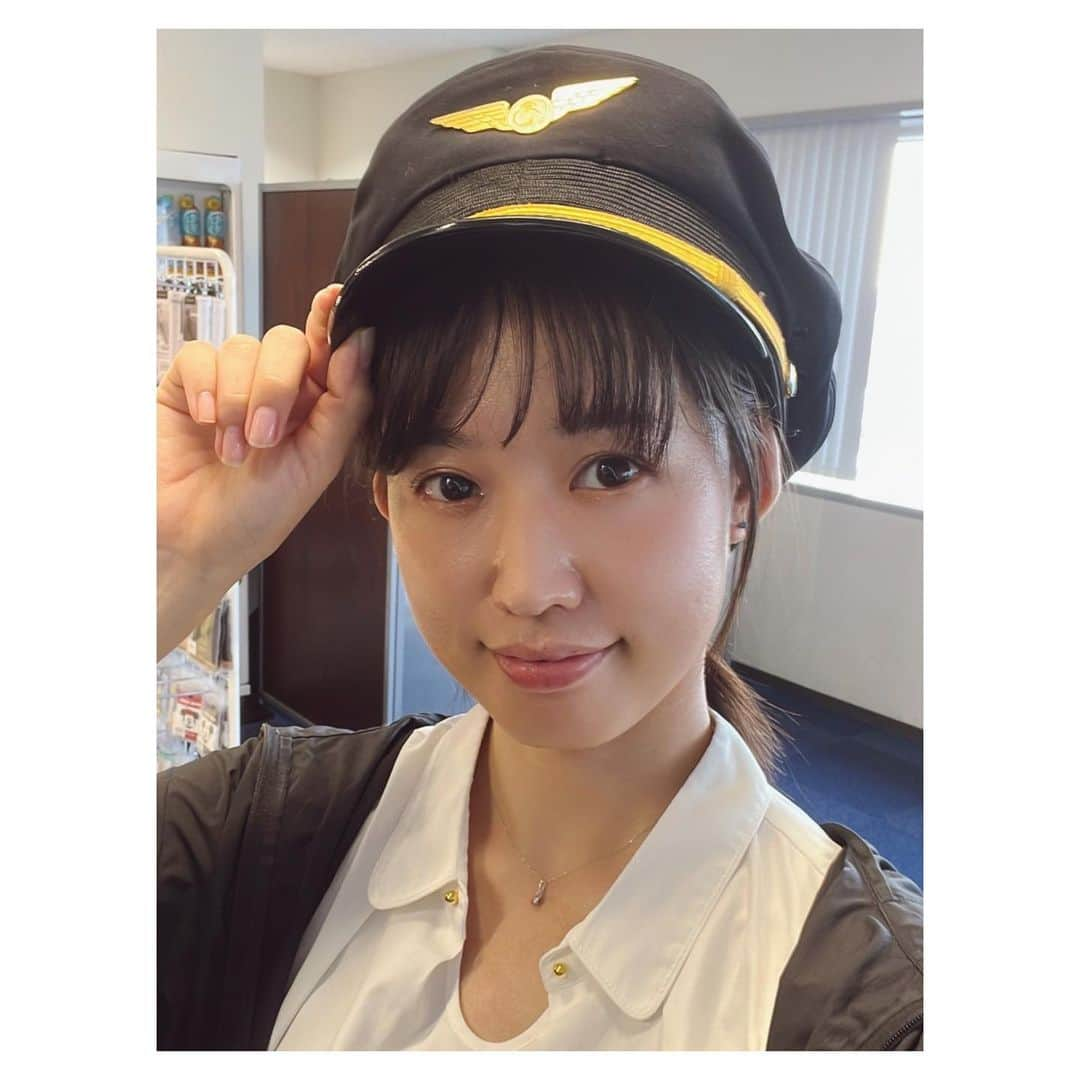 一木千洋さんのインスタグラム写真 - (一木千洋Instagram)「キャプテンイッキ  夏の思い出✈️ なんでもやってみよう月間の最初にやったのが羽田空港のフライトシュミレーター！  気軽にパイロット体験できることに驚きました！「どこでも好きなところいけますよ！」と受付で言っていただいたのに、勢いで申し込んで当日を迎えたせいか「どこでも…！全然思いつかない…」みたいになってしまいました。  結局、富士山をぐるっと一周して、羽田戻って着陸練習、都内をぐるりと回るコースにしました！  真っ直ぐ飛ぶのって案外難しい！ 富士山の頂上を起点に左回りしたかったのに、結局頂上の上を通ったりしました。 座席が左だから真ん中を意識するのが難しいらしいです。  1時間みっちり運転したのでこの日は疲れてぐっすり眠れました😴✨  #フライトシュミレーター #羽田空港 #パイロット」8月7日 18時23分 - ikkichihiro