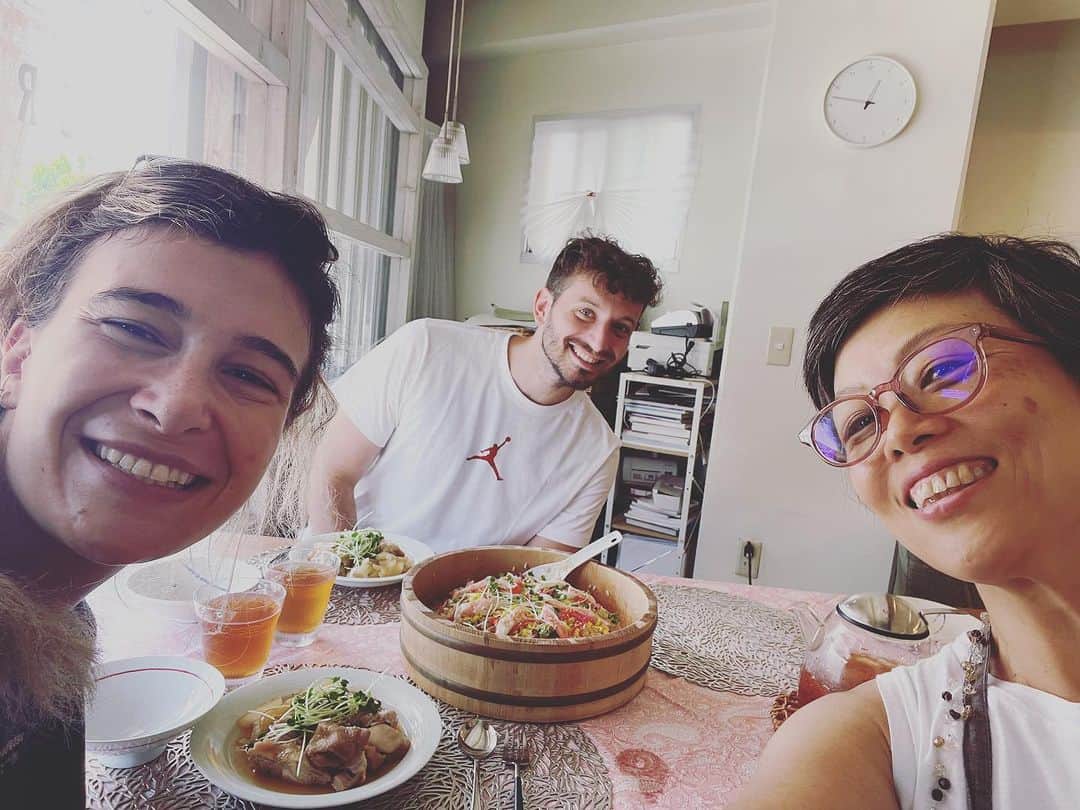 江口恵子（佐久間恵子）のインスタグラム：「今日は イタリア🇮🇹からのゲストを 迎えての和食料理レッスン  郷土ほっこりおやつの本を プレゼントしたら、 とっておきのカルボナーラレシピを教えてもらいましたー！ ふふ、イタリア🇮🇹と日本の 郷土料理のレシピ交換😊  楽しかったな〜」