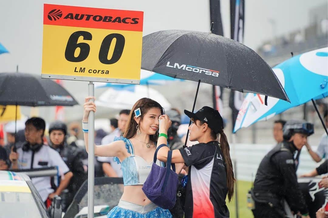 涼野はるかのインスタグラム：「･ ･ 大雨の中ボード持って立ってたら 傘とタオルを持って駆けつけてくれた コントローラーさんたち☺️💙 ((これはこれで楽しかった🫶🏻)) ･ 現地観戦されてたみなさん風邪ひいてないかな？ カメラとか大丈夫だったかな🥹 ･ ･ ･ ･ ･ ･ ･ ･ ･ ･ ･ #supergt #lmcorsa #motorsports #gridgirl #rq #スーパーgt #モータースポーツ #レースクイーン」