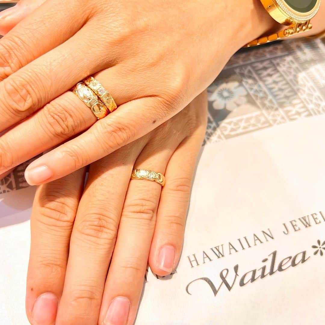 ハワイアンジュエリーのWailea（ワイレア）さんのインスタグラム写真 - (ハワイアンジュエリーのWailea（ワイレア）Instagram)「こんにちは！銀座店です🌿✨  お二人の大切な人生の門出となる ご入籍日当日にご来店くださり お仕上がりしたご結婚指輪を 先日、お引渡しをさせていただきました🕊️✨  サプライズプロポーズにてお渡しされた ご婚約指輪との重ね付けも素敵です！！！  これからもお二人の元へ沢山の幸せが訪れてきますように…😌🌈  #wailea #ワイレア #hawaiianjewelry #ハワイアンジュエリー #ジュエリー #exitmelsa #銀座 #ginza #waileaginza #ワイレア銀座店  #pierce #ring #bangle #engagering #婚約指輪 #marriagering #結婚指輪 #プロポーズ #サプライズプロポーズ #ordermade #オーダーメイド #誕生石 #ハワイ #hawaii #ご褒美ジュエリー #プレゼント」8月12日 21時00分 - wailea.hawaii