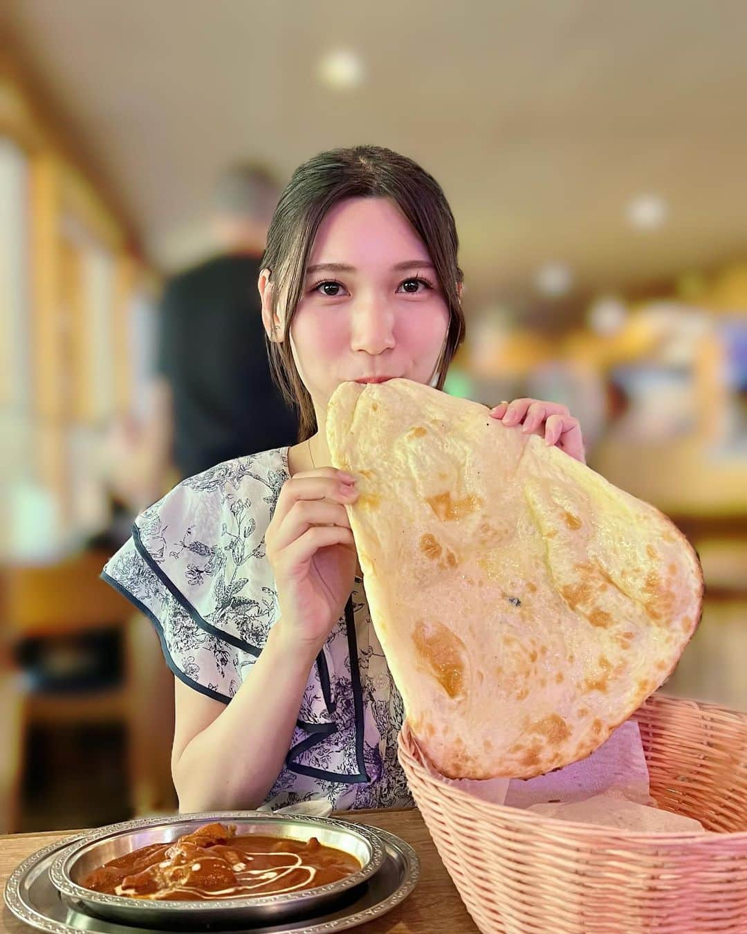 大竹彩加のインスタグラム：「.   📍豊平峡温泉(ONSEN食堂)  札幌中心部から車で約1時間のところにある 最高の温泉と最高のインドカレー🇮🇳❤︎     注文するのは、 毎度おなじみキチンマクハンワラ🍛 何回リピートしたかわからないぐらい いつも、チキンマクハンワラ。 トマトベースがたまらなく大好きです🍅     それにしても。 ナンが本当に大きい‼️     道外の友人に必ずオススメしてるぐらい オススメのカレーです🫡                                 #hbc #北海道放送 #hbcテレビ #札幌 #アナウンサー #大竹彩加 #ミディアム #セミロング #かきあげ前髪 #長め前髪 #ポニーテール #骨格ウェーブ #ブルベ夏 #ブライトサマー #イエベ春 #ブライトスプリング #顔タイプフレッシュ #北海道 #北海道旅行 #北海道観光 #北海道グルメ #札幌 #札幌観光 #札幌グルメ #オススメグルメ #インドカレー #カレー #ナン #豊平峡温泉 #温泉 #日常に彩りを加える日記」