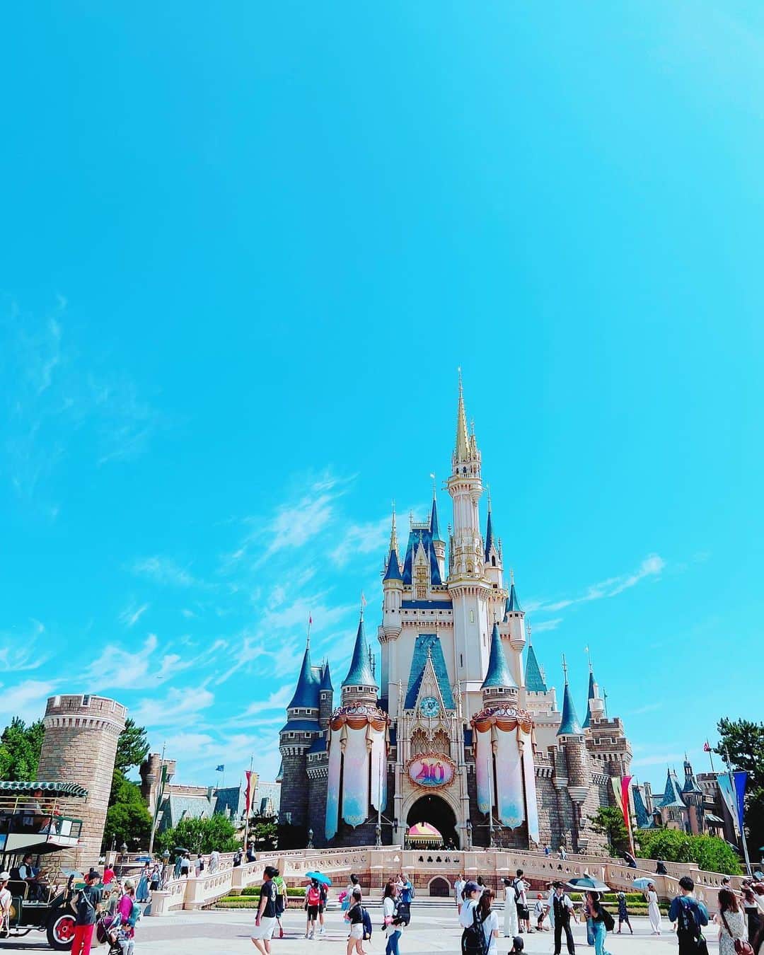 のインスタグラム：「夏のディズニーランドに行ってきました 暑いのは覚悟して。。。  それでもやっぱりめちゃくちゃ暑くて1年分の汗を、 この日1日で超えた気がします😂  それでも最高に楽しかった🧡 疲れて帰りはフラフラになったけど やっぱりここは夢の国🌈  #ディズニー#夏休み #あれ２つ投稿しちゃってた」