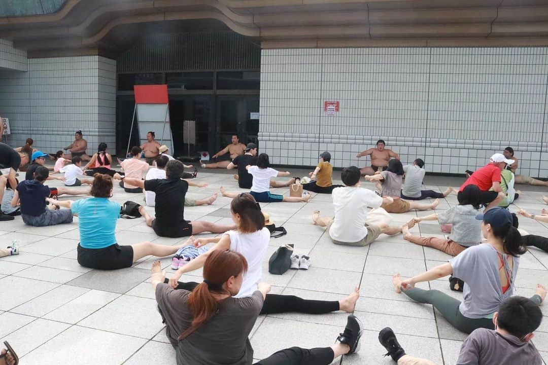 日本相撲協会さんのインスタグラム写真 - (日本相撲協会Instagram)「夏休み‼︎相撲健康体操 が、国技館正面入り口で 午前7時30分から約30分開催！  今後の日程は8月8日（火）、9日（水）、10日（木）、21日（月）、22日（火）、23日（水）です。 詳細は、日本相撲協会ホームページをご確認ください！  入門してから半年間、新弟子は国技館内の相撲教習所に通い、相撲の実技や歴史などを学びます。  九月場所新十両の　#大の里　 七月場所 三段目優勝　#若碇(伊勢ノ海) 序ノ口優勝　#安大翔(安治川) も通っています。  国技館３周し、基本動作、相撲稽古、学科などを学びます。 最後に相撲錬成歌の合唱。  #sumo #相撲 #取組 #お相撲さん#japan #japanculture #sumowrestler #夏休み　#相撲健康体操　#国技館　#ラジオ体操」8月7日 18時34分 - sumokyokai