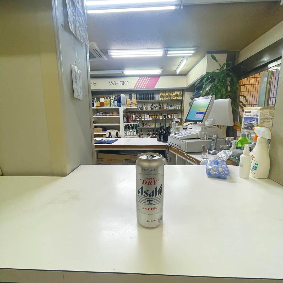 小宮山雄飛さんのインスタグラム写真 - (小宮山雄飛Instagram)「本日の0次会は、お店に完全に一人、他にお客さん無し、ビール一本、つまみも無し、静寂。 酒と対峙するとはこういうことだろうか。 寂しいけど楽しい😃 #浅草　#シナノヤ酒店　#角打ち　#立ち飲み　#スーパードライ」8月7日 18時40分 - yuhikomiyama