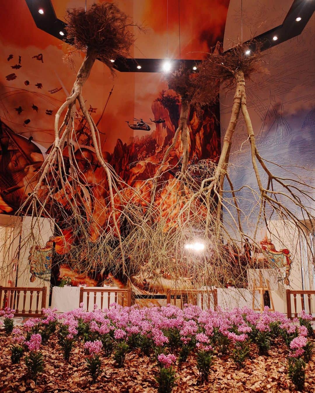 座間アキーバのインスタグラム：「Made this in 2017 Nagasaki, JP  With the help of my Gardener Friend we hung some 4M maple trees; symbolizing the dead tree returning to earth, and new life sprouting from the ground…   Haven’t done something this big since… well for obvious reasons. Hope these events return soon.  2017ハウステンボス世界ガーデンショー　「枯れて、土に戻って、咲く」的なw @yamaguchi_yousuke の力を借りて作った力作…そろそろこう言うイベント再開しないかな〜(´･Д･)」  #akivazama #hanatombo #flowers #installations」