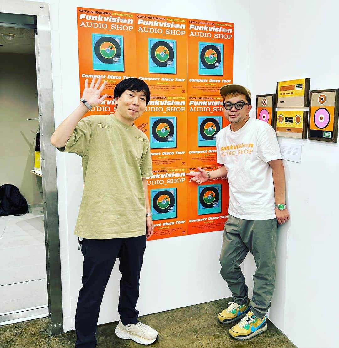 西寺郷太のインスタグラム：「信州いいやまノーナ・フェスのグッズ（最高！）のデザインでも信頼しまくりの天才 @taguchi_ryo 田口陵君が在廊してるワタクシに会いにきてくれました^ ^！ありがとうやでー！」