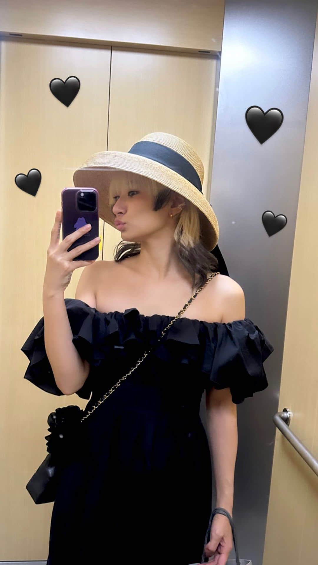 中川友里のインスタグラム：「伸びてきた根本を生かして🫶🖤  トレンドのエンドカラー💛🖤🌻  先月サロンモデルしたときにえげつないダメージで切れ毛発生して  髪の毛プランが大幅に変わりましたが😭🌻  もし黒染めしたらしたで、次にハイトーンやりたいときに絶対黒染めの残留、履歴が邪魔すると思ったので  伸びてきた地毛を活かしたエンドカラーを😭✨  これにしたら根本伸びても違和感ない🐣🖤  毛先も軽くして貰って、色々アレンジ出来そうなヘア🌻楽しみすぎる🐣💓  相談とイメージ共有スムーズすぎて安心過ぎた😭🌻✨  @fons_horikawa 堀川さん今回もありがとうございます😭✨  #newhair #endcolor #エンドカラー  #ヘアスタイル #金髪 #blonde」