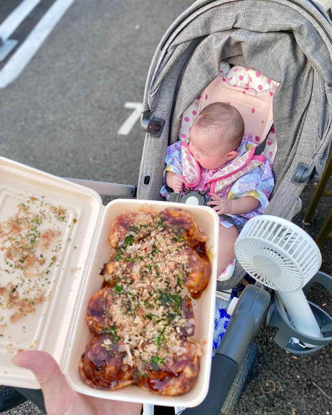 夕霧らいさんのインスタグラム写真 - (夕霧らいInstagram)「家族でお祭りへ👨‍👩‍👧 日中は暑すぎますね💦 たこ焼きは、やっぱり大劇場のたこ焼き系が好きだなぁ〜✨ ちょうどお祭りにそっくりなたこ焼きを発見💡 あの頃の思い出の味に浸りながら、娘の体調を考えて早めに帰宅🏠 一瞬でも浴衣が着ることができて良かったぁ👘 いつも外に連れ出してくれる夫に感謝🚗💨  最近は、娘に離乳食を食べさせることを格闘💦 最初は機嫌良く食べてくれるけれど、途中で飽きちゃうんだろーなー😅 嫌がらない程度に頑張って食べてもらえるように男役の声を出してあやしたり、テンションめちゃくちゃ高く歌ったりして楽しませながらあげてるから、食べ終わる頃はヘトヘト🤪 本当全国のママは凄い👩✨ . I was able to go to the festival again this year. I still want to enjoy the summer. . . #浴衣 #女の子ママ  #5ヶ月ベビー  #親子リンクコーデ  #浴衣赤ちゃん  #お祭りコーデ  #たこ焼き🐙  #祭りヘア  #お団子ヘアー  #感謝」8月7日 18時46分 - 88rairai88