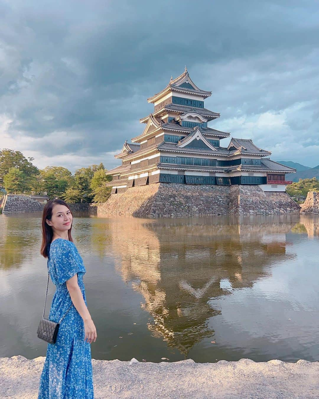 井川絵美さんのインスタグラム写真 - (井川絵美Instagram)「・ ・ 📍松本城 ・ 息子が長野遠征へ⚽️行ったので応援も兼ねて長野旅へ。 せっかくなので松本城観てきました！ 水面に映る夕焼けと城…🏯美しい✨ たまたま「松本ぼんぼん」というお祭りにもでくわし、松本はすごい人でした‼︎ ・ 宿泊した#たびのホテルlit松本 @matsumoto.tabinolit では チェックイン時にウェルカムドリンクと フェイスパックをいただいて♡ さらにお夜食タイムにはお茶漬けもいただけて🤤 ロビーやお部屋、温泉も綺麗で 短い滞在でしたがとても快適でした✨ ・ 息子たちのチームは2日間で10試合‼︎ みんなよくがんばりましたー💓 息子の試合の時はだいたいジュビロユースも試合なので、 普段なかなか観れないパパも、 10試合ビデオまわして楽しそうに観てました📹 帰りはパーキングエリアから諏訪湖も観たりして。 中部横断道のおかげで長野山梨エリアがだいぶ近くなったのでまたゆっくり長野旅したいでーす✨ ・ #長野旅行  #長野観光  #松本城 #松本観光  #松本市 #諏訪湖 #塩尻市 #更科そば」8月7日 18時55分 - igawa_emi