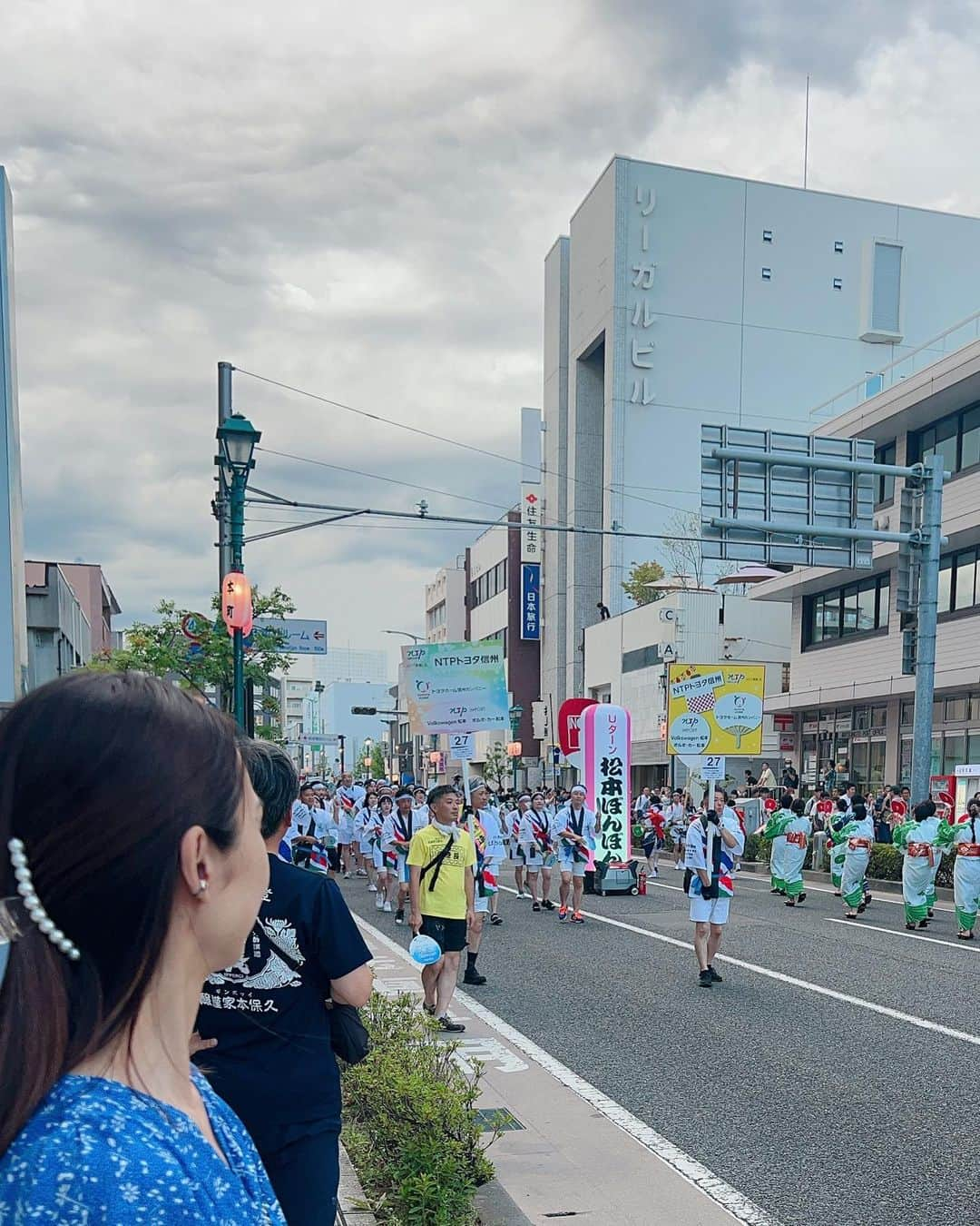 井川絵美さんのインスタグラム写真 - (井川絵美Instagram)「・ ・ 📍松本城 ・ 息子が長野遠征へ⚽️行ったので応援も兼ねて長野旅へ。 せっかくなので松本城観てきました！ 水面に映る夕焼けと城…🏯美しい✨ たまたま「松本ぼんぼん」というお祭りにもでくわし、松本はすごい人でした‼︎ ・ 宿泊した#たびのホテルlit松本 @matsumoto.tabinolit では チェックイン時にウェルカムドリンクと フェイスパックをいただいて♡ さらにお夜食タイムにはお茶漬けもいただけて🤤 ロビーやお部屋、温泉も綺麗で 短い滞在でしたがとても快適でした✨ ・ 息子たちのチームは2日間で10試合‼︎ みんなよくがんばりましたー💓 息子の試合の時はだいたいジュビロユースも試合なので、 普段なかなか観れないパパも、 10試合ビデオまわして楽しそうに観てました📹 帰りはパーキングエリアから諏訪湖も観たりして。 中部横断道のおかげで長野山梨エリアがだいぶ近くなったのでまたゆっくり長野旅したいでーす✨ ・ #長野旅行  #長野観光  #松本城 #松本観光  #松本市 #諏訪湖 #塩尻市 #更科そば」8月7日 18時55分 - igawa_emi