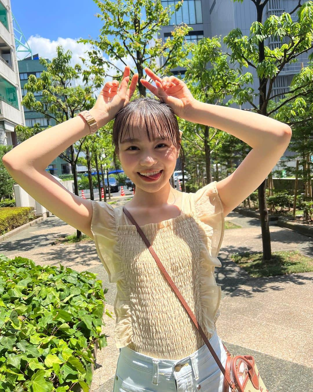 林芽亜里さんのインスタグラム写真 - (林芽亜里Instagram)「🎀 ⁡ イエローめあり💛 お父さんのサングラスかけてイケって?みました☺️笑 ⁡ ⁡ 夏は鎖骨とか綺麗に見せたいからマッサージ念入りです🤭 今日も沢山汗かいた〜！ めありは歩いてる時はもちろん?なんだけど、 止まった時にばぁ〜って汗が出てくる、、🫥 1回立ち止まるとそれはそれはもう大変💦笑 ⁡ ⁡ 普段エレベーターじゃなくて階段派なんだけど 夏の階段も息が上がります、 階段登ったあとも汗ばぁ〜:( ;´꒳`;)笑 ⁡ ⁡ とにかく何しても汗ばぁ〜:( ;´꒳`;)だ笑 ⁡ ⁡ ⁡ #林芽亜里 #LILLIANCARAT  #TomFord #めありぼん」8月7日 18時49分 - meari__hayashi