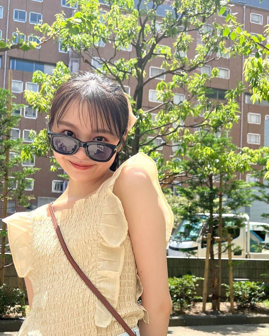 林芽亜里さんのインスタグラム写真 - (林芽亜里Instagram)「🎀 ⁡ イエローめあり💛 お父さんのサングラスかけてイケって?みました☺️笑 ⁡ ⁡ 夏は鎖骨とか綺麗に見せたいからマッサージ念入りです🤭 今日も沢山汗かいた〜！ めありは歩いてる時はもちろん?なんだけど、 止まった時にばぁ〜って汗が出てくる、、🫥 1回立ち止まるとそれはそれはもう大変💦笑 ⁡ ⁡ 普段エレベーターじゃなくて階段派なんだけど 夏の階段も息が上がります、 階段登ったあとも汗ばぁ〜:( ;´꒳`;)笑 ⁡ ⁡ とにかく何しても汗ばぁ〜:( ;´꒳`;)だ笑 ⁡ ⁡ ⁡ #林芽亜里 #LILLIANCARAT  #TomFord #めありぼん」8月7日 18時49分 - meari__hayashi